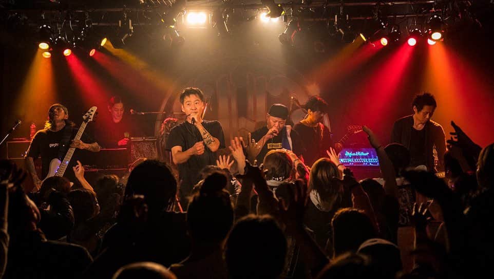 KAI_SHiNEのインスタグラム：「1116 極音TOUR #13 @秋田 club SWINDLE👹 いつも秋田には愛を沢山もらう。おかげでLIVEも超アツい🔥 出会いも再会も嬉しく、終始楽しかった‼︎ 市内にももっともっと来たいです🤩 Thanxxx‼︎🙏🙏🙏✨ ﻿ pix by @photox_sho  #山嵐 #thetelephones  #極音tour #day13 #akita #swindle #livehouse #live #life #vibe #tour #journey #yamaarashi #感謝 #jp」
