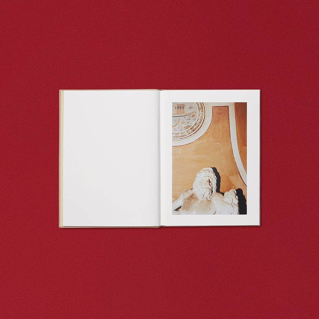 グッチさんのインスタグラム写真 - (グッチInstagram)「Looking at the portfolio of images in the new limited-edition artbook by @yorgoslanthimos, shot among the statues inside the Leda Gallery of Villa Albani Torlonia in Rome. The photographer’s images depict men and women whose powdered skin mimics the pallor of marble interacting with young people wearing colourful and patterned #GucciCruise20 looks by @alessandro_michele. Read more through link in bio. #AlessandroMichele @idea.ltd」11月19日 17時15分 - gucci