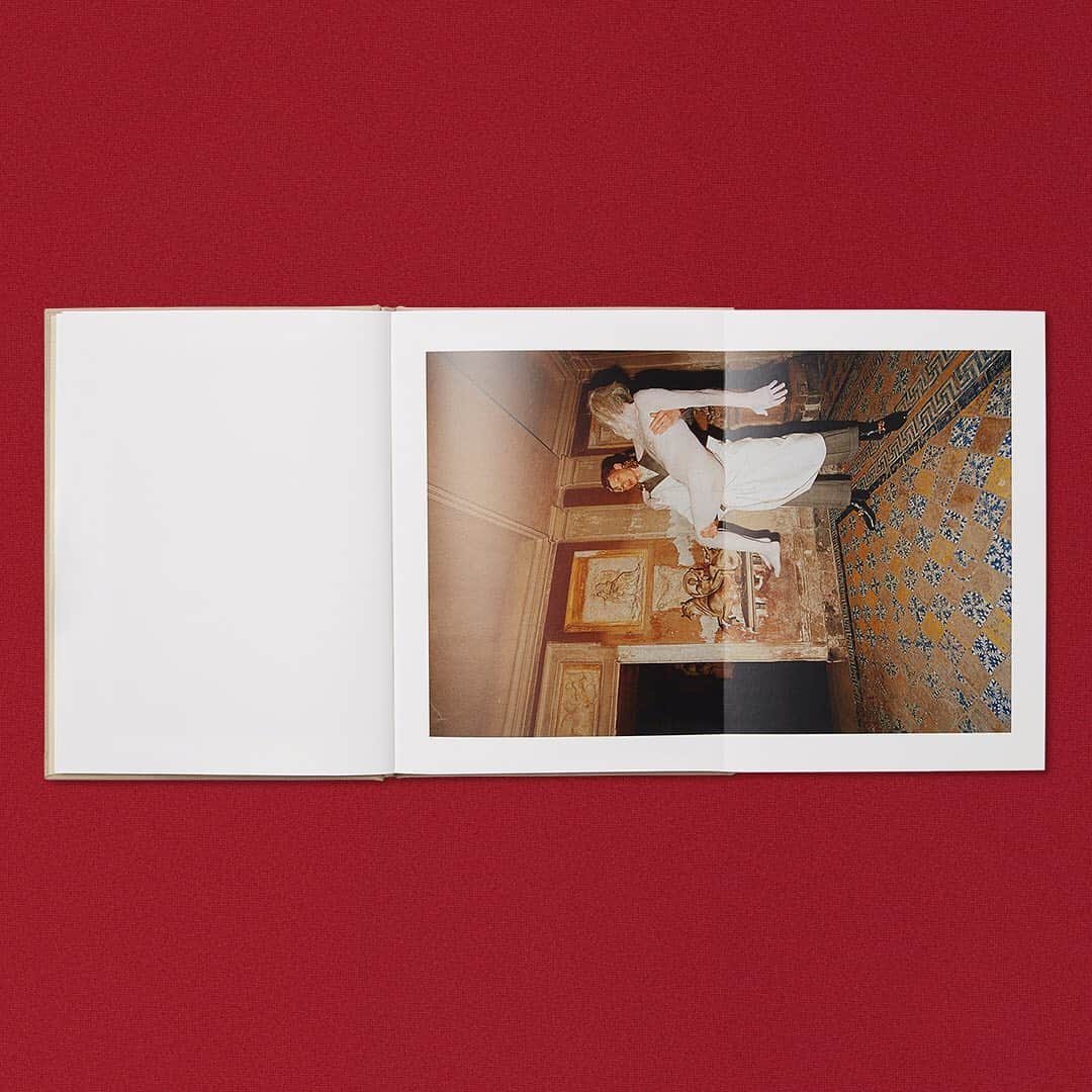 グッチさんのインスタグラム写真 - (グッチInstagram)「Looking at the portfolio of images in the new limited-edition artbook by @yorgoslanthimos, shot among the statues inside the Leda Gallery of Villa Albani Torlonia in Rome. The photographer’s images depict men and women whose powdered skin mimics the pallor of marble interacting with young people wearing colourful and patterned #GucciCruise20 looks by @alessandro_michele. Read more through link in bio. #AlessandroMichele @idea.ltd」11月19日 17時15分 - gucci