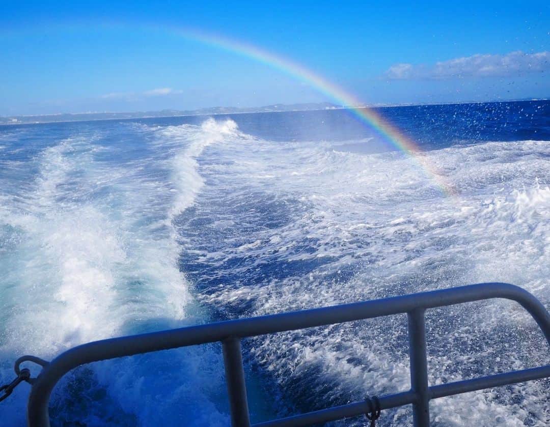 はなさんのインスタグラム写真 - (はなInstagram)「そしてパワースポットとしても名高い久高島へ高速船でびゅ〜ん⛴みんなでママチャリをレンタルして島を一周してきました。こんなにはしゃいだのは久しぶり！11月の沖縄サイコーです！！ #久高島 #photosbyeveryone」11月19日 17時20分 - hanalovestaco