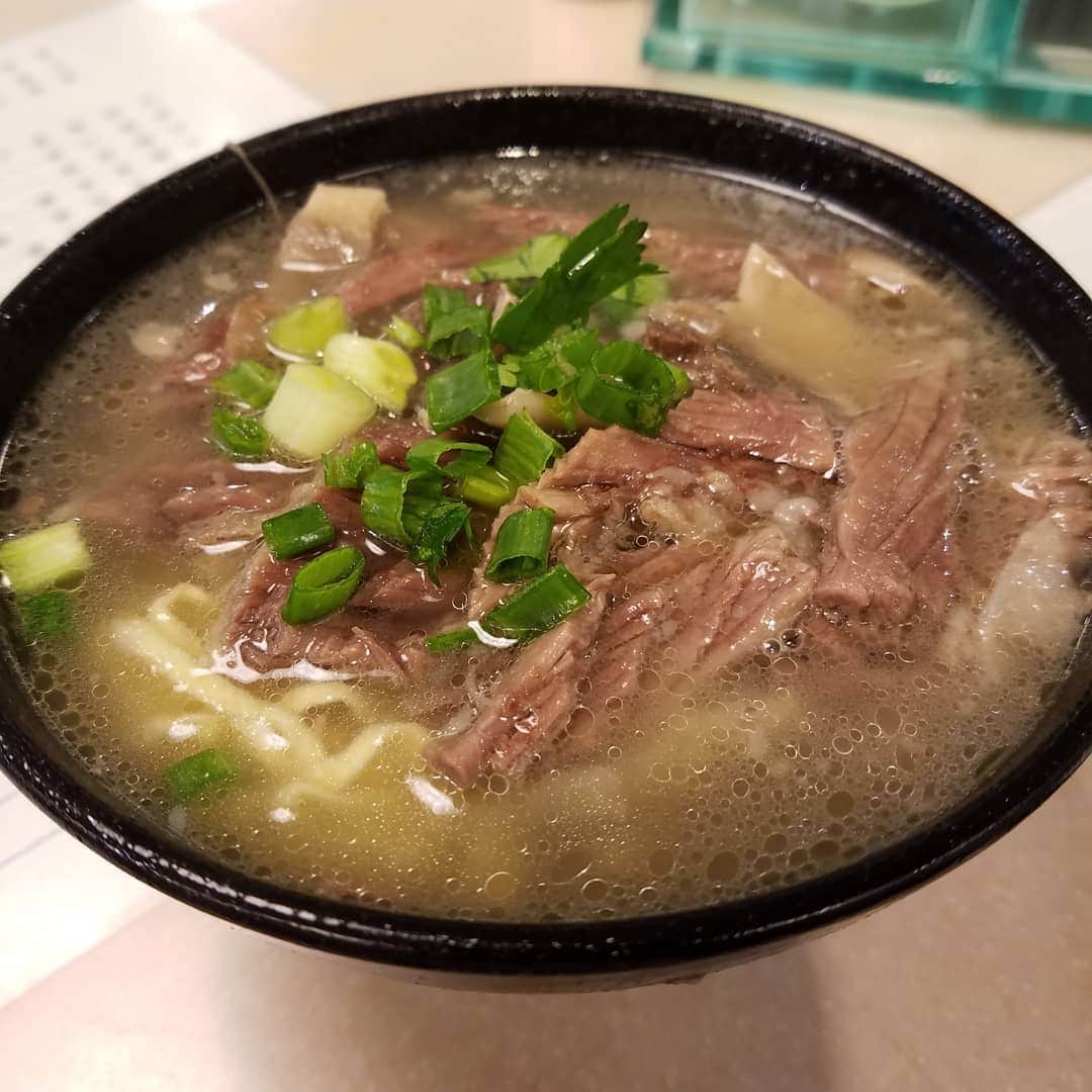 のインスタグラム：「オヤツですよー🎵 大好きなお店ですよー🎵 九記牛バラ牛スジ麺🎵 広東語に変換出来ないなー、 九記牛月南って名前～😱 マイウー😋  #勝田めし #勝田一樹 #kazukikatsuta  #香港中環 #香港  #九記牛腩  #ディメンション #dimensionjazz #leica　#summilux21mm」