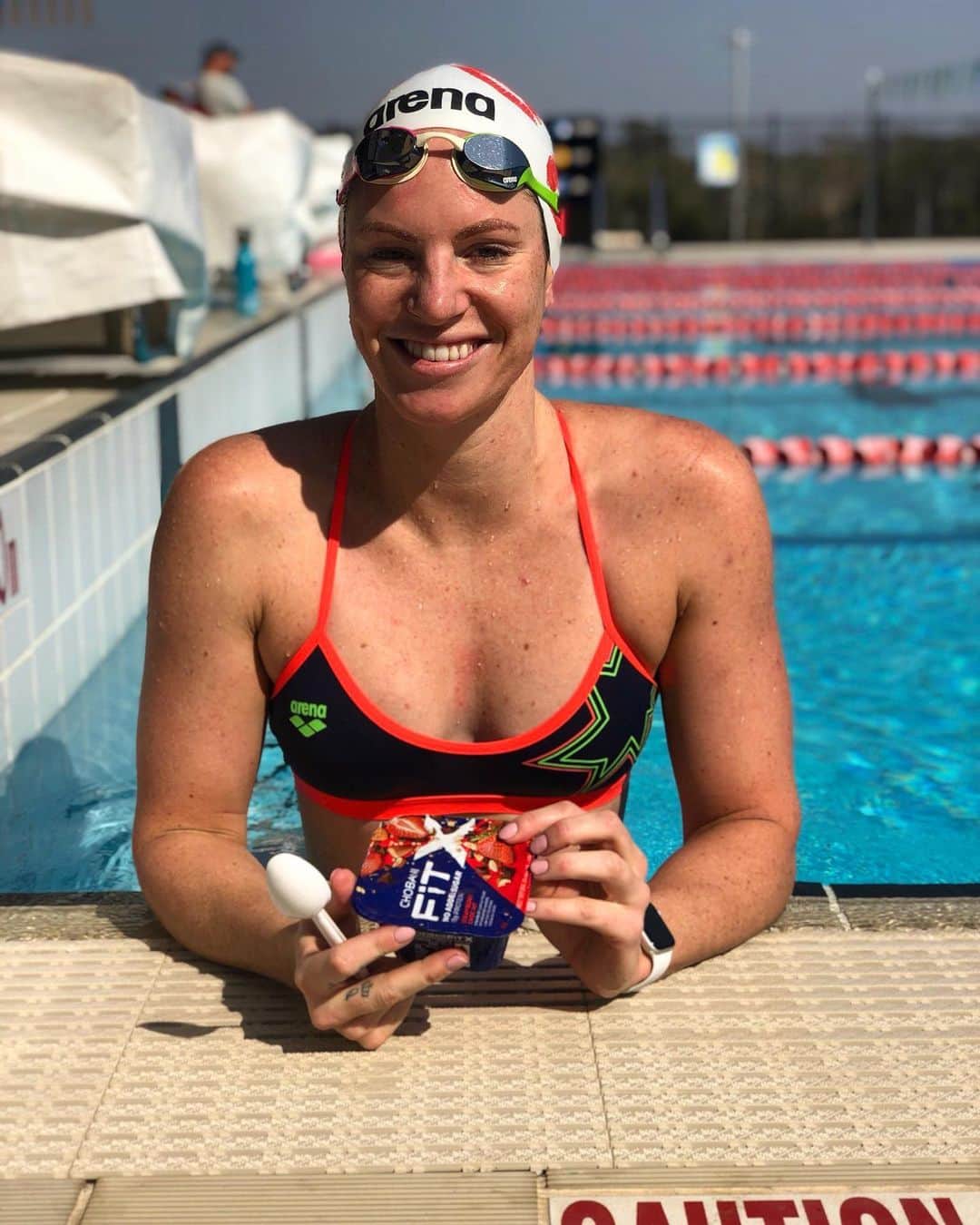 エミリー・シーボームのインスタグラム：「Swim, gym and a perfect snack in the middle to get me through! Chobani FiT X has 13g of protein in every tub, so it's exactly what I need when I'm training @chobaniau #ChobaniFiTX #ChobaniPartner」