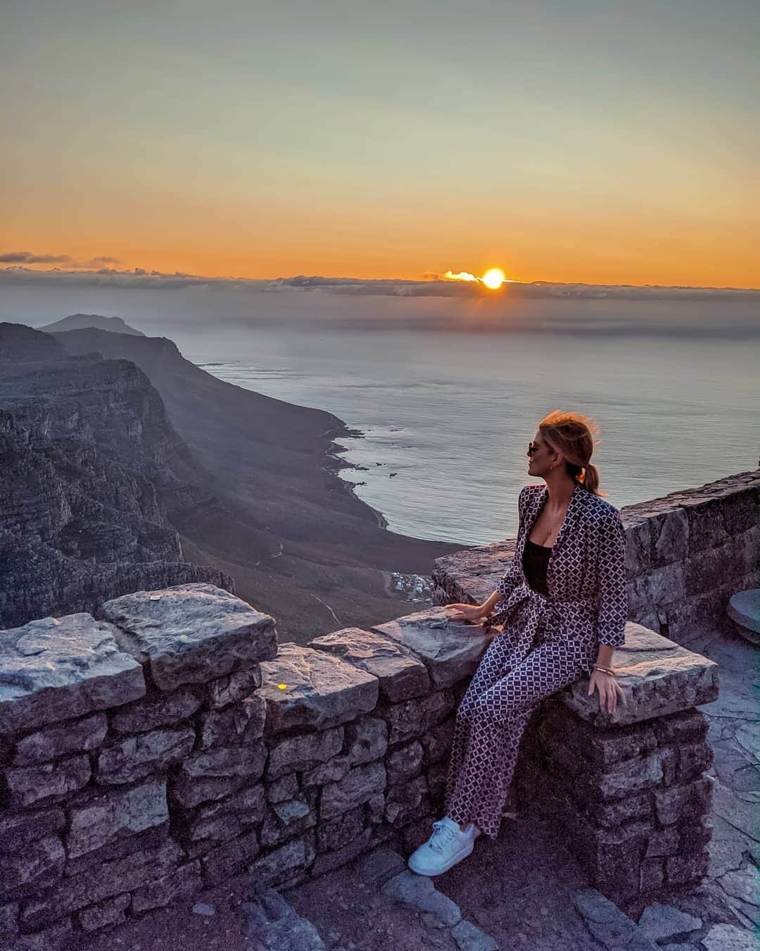 Ashley Jamesさんのインスタグラム写真 - (Ashley JamesInstagram)「What a view up at Table Mountain for sunset. 😍 Despite being struck with the most horrific food poisoning, my FOMO got the better of me and off we set on the second last cable car up Table Mountain to watch sunset. I'm so glad I did! Despite wishing I had about 10,000 extra layers (it's cold up a mountain, who'd have thought? 😛), it was so breathtakingly beautiful! 😍🇿🇦 Now I just have to hope I feel better ready for safari! 🦒❤️ #tablemountain #capetown #Travel」11月19日 17時29分 - ashleylouisejames
