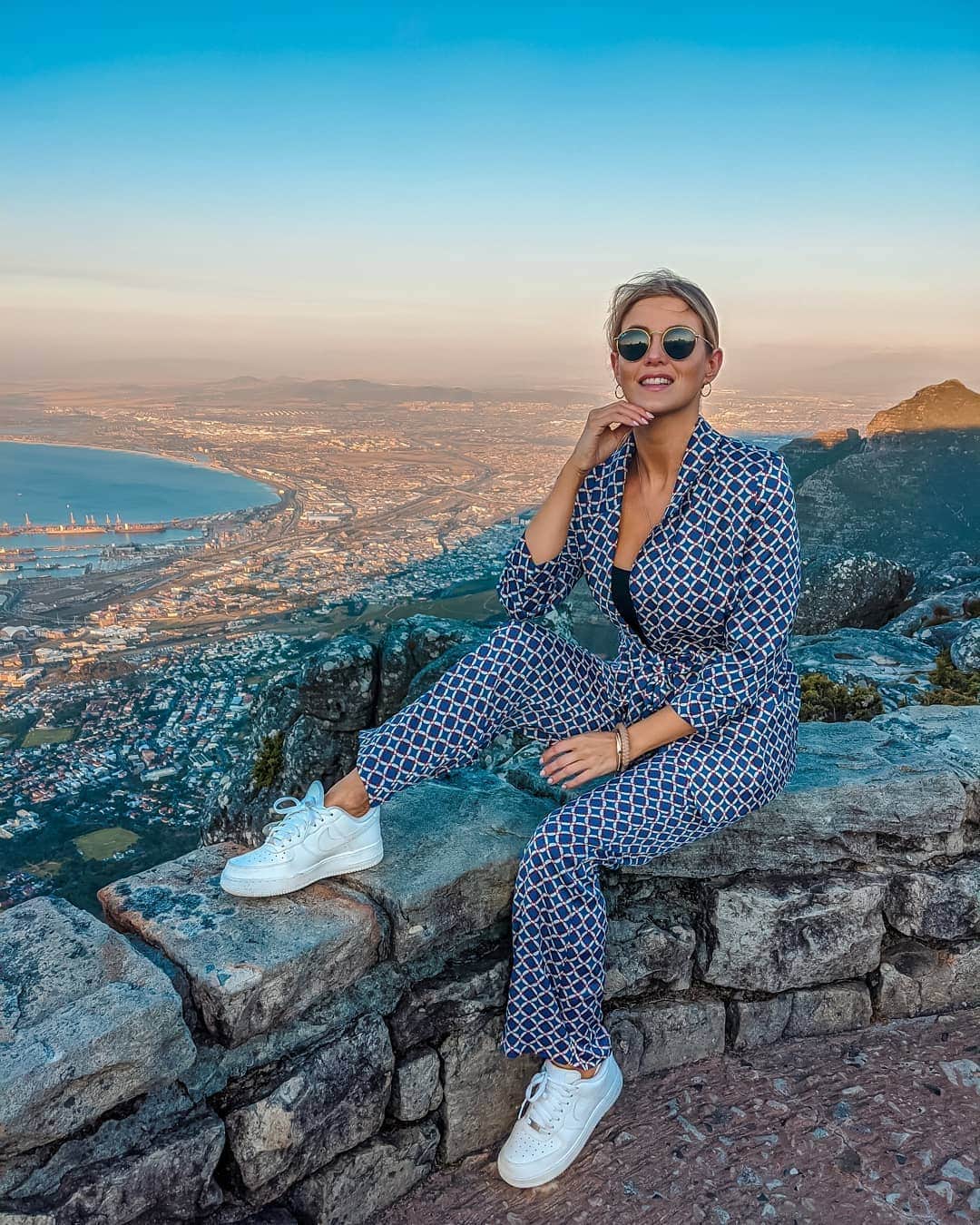 Ashley Jamesさんのインスタグラム写真 - (Ashley JamesInstagram)「What a view up at Table Mountain for sunset. 😍 Despite being struck with the most horrific food poisoning, my FOMO got the better of me and off we set on the second last cable car up Table Mountain to watch sunset. I'm so glad I did! Despite wishing I had about 10,000 extra layers (it's cold up a mountain, who'd have thought? 😛), it was so breathtakingly beautiful! 😍🇿🇦 Now I just have to hope I feel better ready for safari! 🦒❤️ #tablemountain #capetown #Travel」11月19日 17時29分 - ashleylouisejames