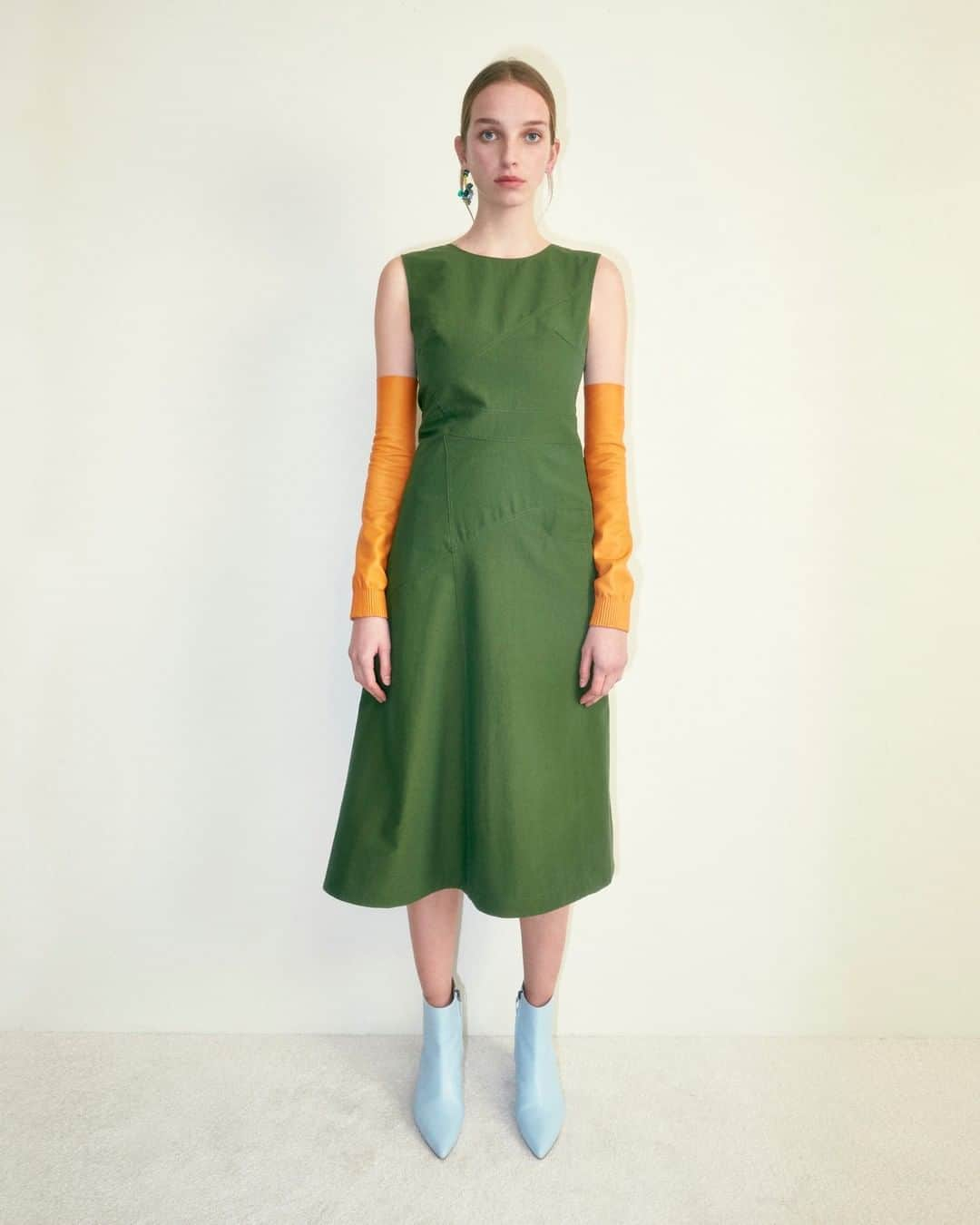 クリスチャンワイナンツさんのインスタグラム写真 - (クリスチャンワイナンツInstagram)「DOZRA, our "little green dress"⠀⠀⠀⠀⠀⠀⠀⠀⠀ #prefall19」11月19日 17時30分 - christianwijnants