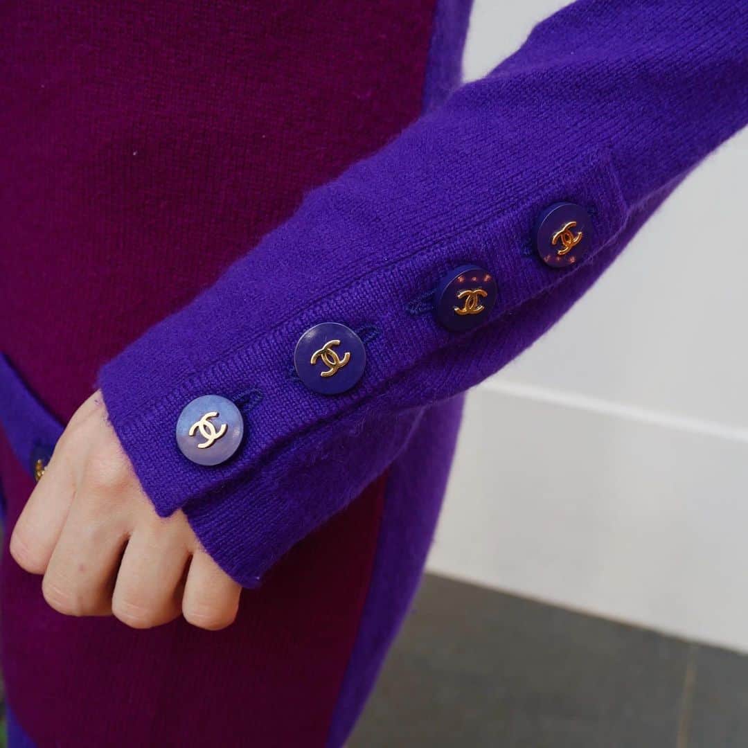 Vintage Brand Boutique AMOREさんのインスタグラム写真 - (Vintage Brand Boutique AMOREInstagram)「Vintage Chanel cashmere knit cardigan. No size description ▶︎Free Shipping Worldwide✈️ ≫≫≫ DM for more information 📩 info@amorevintagetokyo.com #AMOREvintage #AMORETOKYO #tokyo #Omotesando #Aoyama #harajuku #vintage #vintageshop #ヴィンテージ #ヴィンテージショップ #アモーレ #アモーレトーキョー #表参道 #青山 #原宿#東京 #chanel #chanelvintage #vintagechanel #ヴィンテージ #シャネル #ヴィンテージシャネル #amorewardrobe #アモーレワードローブ」11月19日 17時33分 - amore_tokyo