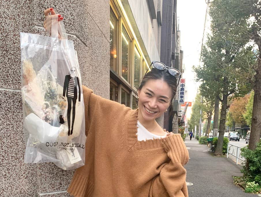 大日方久美子さんのインスタグラム写真 - (大日方久美子Instagram)「・ 出会いは5年前。 私のInstagramを昔から見てくださっている方は知っているかもしれませんが、青山で私の母が迷子になっていたところを助けてくれたのが @rikugoto.jp と @kohey0516 の2人でした。  当時高校3年生だった2人の優しさにいたく感動したのを今でも覚えています。  それから陸はLAに。 こうへいはオーストラリアとカナダに留学をし、晴れて社会人になった報告をしに来てくれました。  あの日の出会いから、こうして2人の節目節目に関われることが嬉しいです。  久しぶりに会った2人にご馳走するつもりで私が好きにオーダーしてたのに、今日は僕たちの初任給でご馳走させてください。と言われた時は、うっかり泣きそうになったよ。  結婚のお祝いにと、こんなオシャレな花束とプレゼント(しかも我が家に足りないと思っていたハイボール飲む時ようのコースター‼︎よくわかってる‼︎)まで用意してくれていて、思いやりのある2人の彼女になる子は幸せだ👏🏻 ・ 陸、また4月にLAで！ こうへいはまたすぐね！ ・ ・ #迷子の母が繋げた出会い ←過去の投稿がまとまってた #出会えて嬉しい #息子でもおかしくない #最年少の友達  #何をしてもいいから #自分を1番大切にしてね」11月19日 17時44分 - kumi511976