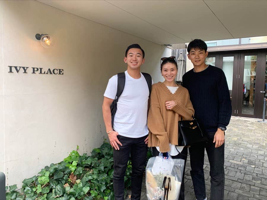のインスタグラム：「・ 出会いは5年前。 私のInstagramを昔から見てくださっている方は知っているかもしれませんが、青山で私の母が迷子になっていたところを助けてくれたのが @rikugoto.jp と @kohey0516 の2人でした。  当時高校3年生だった2人の優しさにいたく感動したのを今でも覚えています。  それから陸はLAに。 こうへいはオーストラリアとカナダに留学をし、晴れて社会人になった報告をしに来てくれました。  あの日の出会いから、こうして2人の節目節目に関われることが嬉しいです。  久しぶりに会った2人にご馳走するつもりで私が好きにオーダーしてたのに、今日は僕たちの初任給でご馳走させてください。と言われた時は、うっかり泣きそうになったよ。  結婚のお祝いにと、こんなオシャレな花束とプレゼント(しかも我が家に足りないと思っていたハイボール飲む時ようのコースター‼︎よくわかってる‼︎)まで用意してくれていて、思いやりのある2人の彼女になる子は幸せだ👏🏻 ・ 陸、また4月にLAで！ こうへいはまたすぐね！ ・ ・ #迷子の母が繋げた出会い ←過去の投稿がまとまってた #出会えて嬉しい #息子でもおかしくない #最年少の友達  #何をしてもいいから #自分を1番大切にしてね」