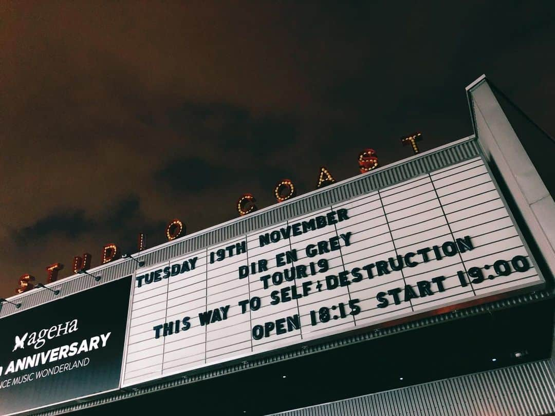 DIR EN GREYさんのインスタグラム写真 - (DIR EN GREYInstagram)「‪本日、“TOUR19 This Way to Self-Destruction”20本目、新木場STUDIO COAST公演1日目！9月から始まった全国ツアーも今日明日で終了となります！🙌チケットは両日とも完全ソールドアウトで、当日券の販売はございません！⚠️激アツな2日間にしましょう🔥🔥‬ ‪珈琲大好きマネージャー藤枝‬ ‪#DIRENGREY ‬#ThisWaytoSelfDestruction」11月19日 17時37分 - direngrey_official