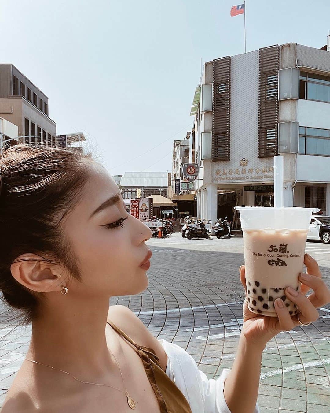 佐藤あずみのインスタグラム：「旗津半島. チージンバンダオ🚢🌊 . . 旗津海産店にある、オススメの旗后活海産へ🦐❤️ 色々な海鮮を自分で選んで好みに調理してもらうの〜。 有名な貝と、銀魚と言うお魚の天ぷら、日本にはない蓮の茎、海老、炒飯をいただきました！ 天ぷらめっっっちゃ美味しかった！！！てか全部美味しい！ . 食後は有名なタピオカ屋50嵐！ 日本にも上陸しちくり〜。 好吃❤️ . #50嵐 #タピオカ #好吃 #銀魚 #台湾 #高雄旅行 #台湾 #旅行 #旗津半島 #旗津海産店 #taiwan #kaohsiung #travel #🇹🇼」