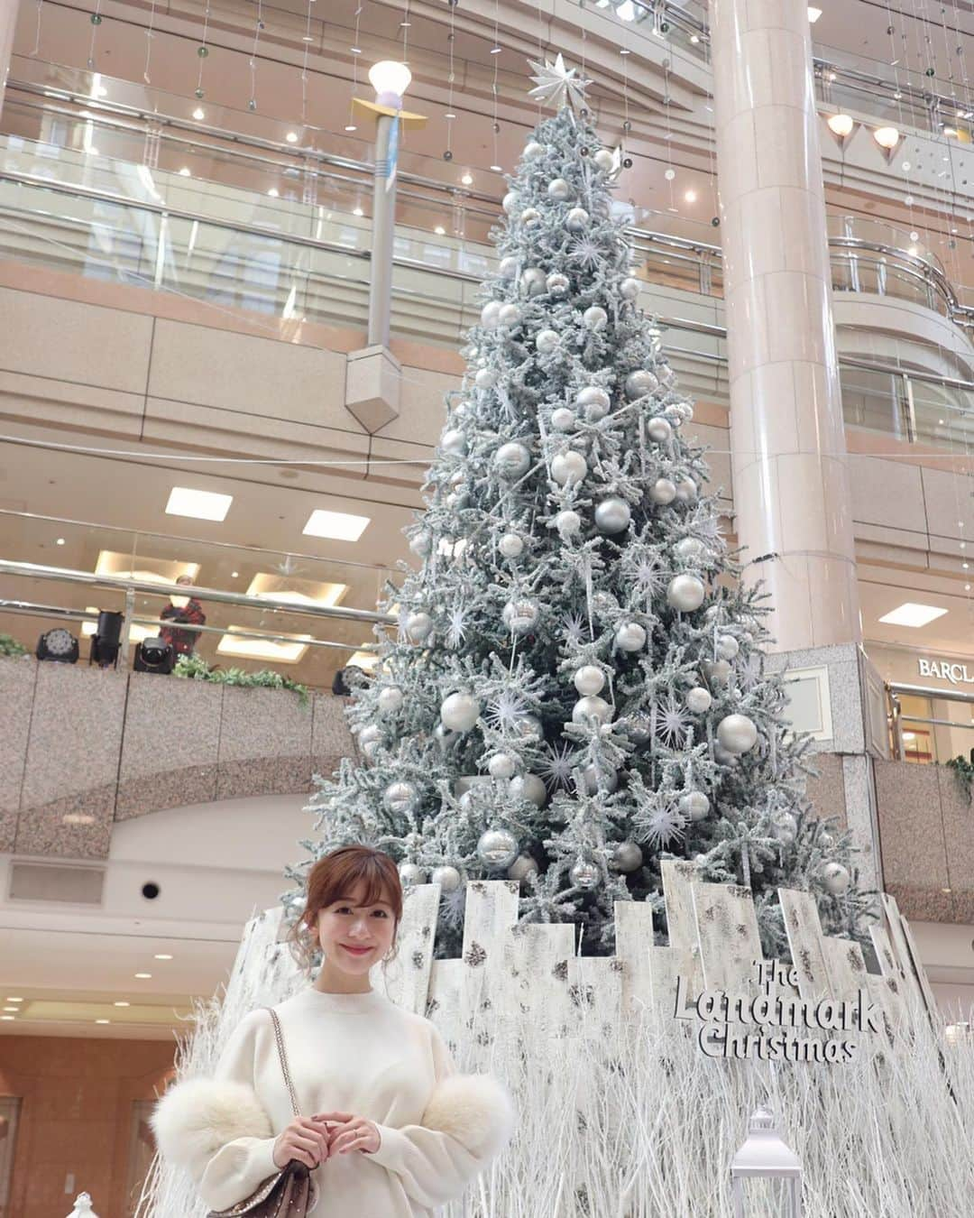 水野佐彩さんのインスタグラム写真 - (水野佐彩Instagram)「・ 久々のみなとみらい🎄❤️ わたしが高校生の頃のクリスマスデートって みなとみらいが鉄板だったなあ👫💕 遠い昔w懐かしい🥺ww 今回は 横浜ランドマークタワー 公式Instagramアカウントの クリスマスプロモーションのモデルとして 撮影に行ってきました😊✨😂 ランドマークタワーでは 11/30〜12/25までの土日に 高さ30メートルの吹き抜けから 雪が舞い降りるイベントも開催☃️🎄❄️❄️ 大きなツリーに雪が舞い降りる演出は とーってもロマンチック🥺❤️❤️ 横浜ランドマークタワー公式アカウントでは ランドマークタワーで使えるギフトカードが当たる クリスマスキャンペーンを開催中なので みんなアカウントをフォローして 参加してみてくださいね☃️ @yokohama_landmarktower  #PR #横浜ランドマークタワー #ランドマークタワー #みなとみらい」11月19日 17時45分 - saaya_mizuno