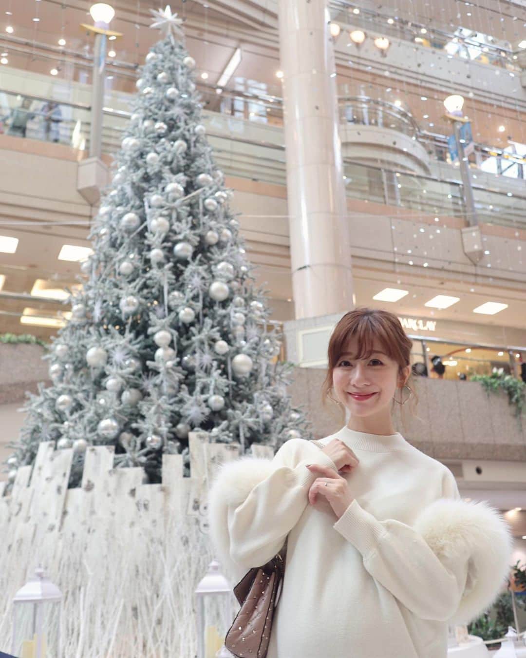 のインスタグラム：「・ 久々のみなとみらい🎄❤️ わたしが高校生の頃のクリスマスデートって みなとみらいが鉄板だったなあ👫💕 遠い昔w懐かしい🥺ww 今回は 横浜ランドマークタワー 公式Instagramアカウントの クリスマスプロモーションのモデルとして 撮影に行ってきました😊✨😂 ランドマークタワーでは 11/30〜12/25までの土日に 高さ30メートルの吹き抜けから 雪が舞い降りるイベントも開催☃️🎄❄️❄️ 大きなツリーに雪が舞い降りる演出は とーってもロマンチック🥺❤️❤️ 横浜ランドマークタワー公式アカウントでは ランドマークタワーで使えるギフトカードが当たる クリスマスキャンペーンを開催中なので みんなアカウントをフォローして 参加してみてくださいね☃️ @yokohama_landmarktower  #PR #横浜ランドマークタワー #ランドマークタワー #みなとみらい」