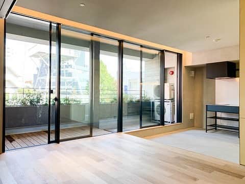 グッドルームさんのインスタグラム写真 - (グッドルームInstagram)「東京 #中目黒 ワンルーム 39.11㎡⁠ ⁠ ▼アルペジオ（魔法的空間）⁠ 土間、無垢床、淡い色合いの木材の壁、⁠ そして塗り壁と、幅のある大きな窓。⁠ ⁠ アルペジオが如く深みのある、⁠ 魔法的な空間です。⁠ ⁠ ＊2人入居相談可能、新築のお部屋です＊⁠ ⁠ ・⁠ ⁠ SUPPOSE DESIGN OFFICE Co.,Ltd.　⁠ 谷尻誠＋吉田愛⁠ が、デザイン監修を手がけたお部屋です。⁠ ⁠ 床面は無垢材と土間の融合。⁠ 壁には塗り壁と木材を組み合わせ、⁠ 段差や窓の部分には照明を埋め込む。⁠ ⁠ それらの要素が調和し、⁠ 上質な雰囲気を作り上げています。⁠ ⁠ 空間を仕切る上で、あえて壁を作らずに、⁠ 無垢床と土間の段差でエリアを分けた構造。⁠ ⁠ 居室を1つの〈箱〉のような空間にし、⁠ ライフスタイルに合わせられる、⁠ 自由度の高い空間に仕上げています。⁠ ⁠ ・⁠ ⁠ 例えば2人暮らしをしたとしたら。⁠ ⁠ 土間にダイニングテーブルを置いて、⁠ キッチンで一緒に料理をし、食事を楽しむ。⁠ ⁠ 小上がりの無垢床に置いたソファやベッドで、⁠ 会話を楽しみ、くつろぎ、ゆっくりとする。⁠ ⁠ 穏やかで、上質で、気持ちがいい。⁠ そんな暮らしを楽しめそうです。⁠ ⁠ ・⁠ こちらの物件は実際に住めるお部屋です。詳細はストーリー、ハイライトにて！⁠ ・⁠ こだわりのお部屋探しは、@goodroom_jp から URLをチェック！⁣⁣⁣⁣⁣⁣⁣⁣⁣⠀⁣⠀﻿⁠ ・⠀﻿⁠ ※最新のお家賃につきましては、リンク先物件ページからご確認ください。⁠」11月19日 17時49分 - goodroom_jp