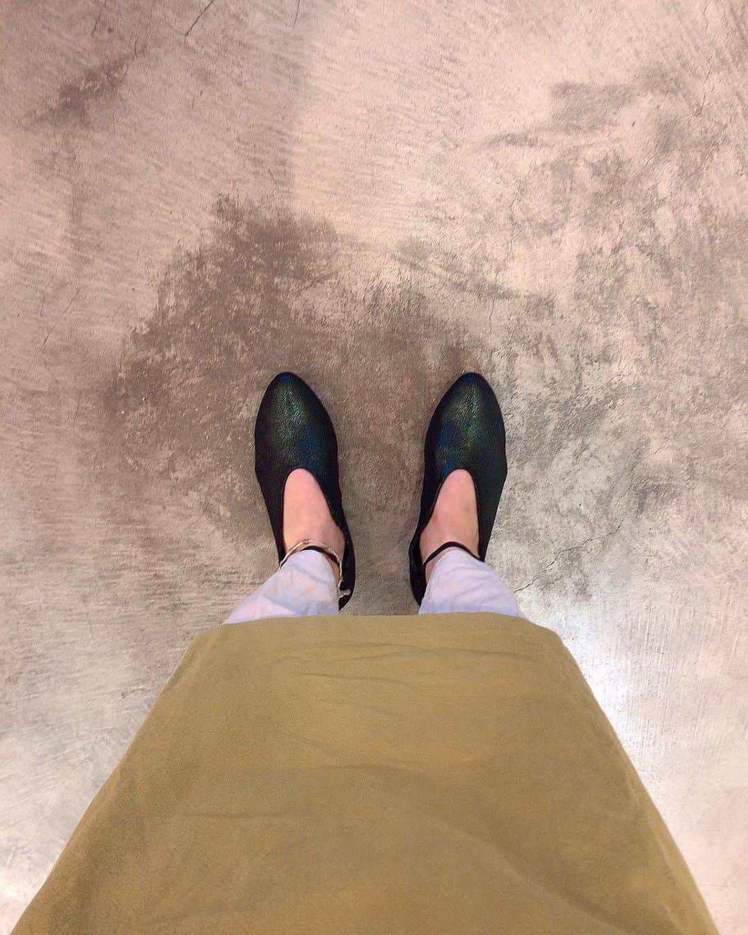 井上花実のインスタグラム：「おわかりいただけるでしょうか きょうのイメージ : 片岡鶴太郎🧘🏻‍♂️ : この靴びっくりするくらい疲れない すごく柔らかくフィットして 一日中立ちっぱなしで浮腫んでも痛くない 最近スニーカーばかりだったけど コンバースて一日中立ってると足疲れるし、 冬はすごく冷えるんだよね #拳法使い#漢方薬剤師 #中華料理人#中華一番#片岡鶴太郎コーデ#カンフー」