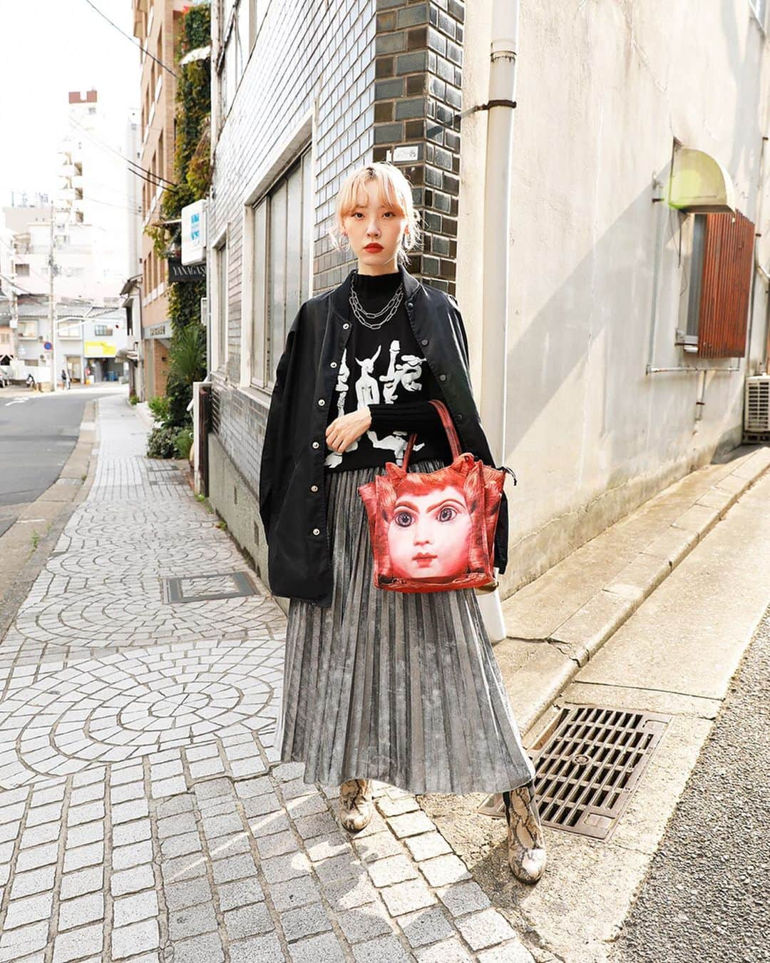 Droptokyoさんのインスタグラム写真 - (DroptokyoInstagram)「KANSAI STREET STYLES @drop_kansai  #streetstyle#droptokyo#kansai#osaka#japan#streetscene#streetfashion#streetwear#streetculture#fashion#関西#大阪#ストリートファッション#fashion#コーディネート#tokyofashion#japanfashion Photography: @fumiyahitomi @abeasamidesu」11月19日 18時01分 - drop_tokyo