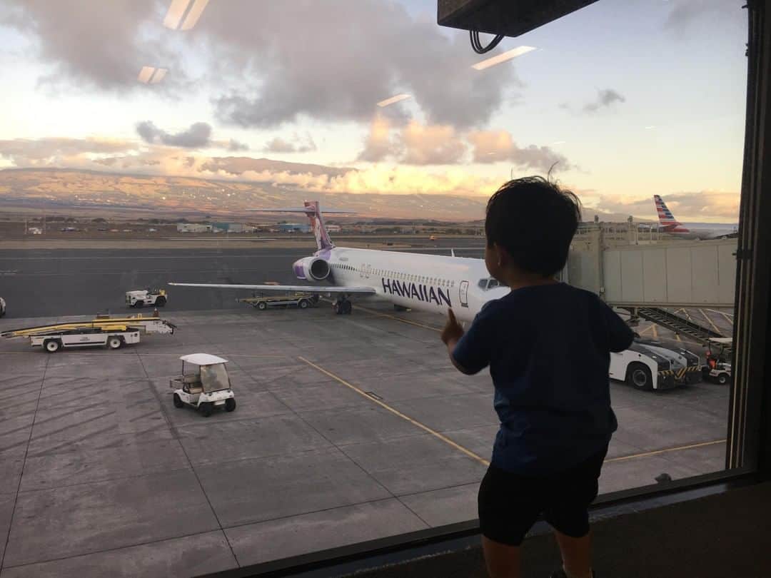 ハワイアン航空さんのインスタグラム写真 - (ハワイアン航空Instagram)「#プアラニ がゆっくりプッシュバックするのを見つめるEvan君。ヒコーキはどこに行くのかな？ .  Photo by Karilie S.（ケータリング部門） . #乗った時からハワイがはじまる」11月19日 18時00分 - hawaiianairlinesjp