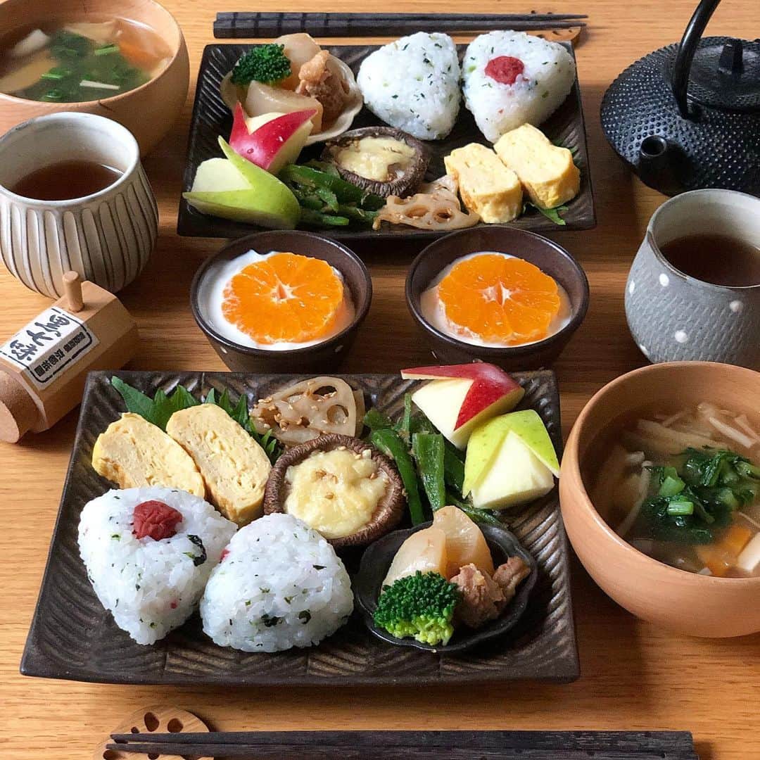 みかさんのインスタグラム写真 - (みかInstagram)「2019.11.19  こんばんは  こんな時間ながら 今日のあさごはん * ・梅ちりめんおにぎり ・きのこ汁 ・だし巻き玉子 ・鶏肉と大根の煮物 ・椎茸のチーズ焼き ・れんこんきんぴら ・ピーマンおかか炒め ・りんご2種 ・みかんヨーグルト *  えのき、エリンギ、椎茸、しめじと 大根をたっぷりな きのこ汁におにぎりで。 きのこエキスがたまらない😋 塩茹でした大根の葉っぱものせて 大根食べ尽くし〜 きのこだと 私は椎茸が一番好き❤︎ *  今日は双子が入学前検診につき やすみとったので 朝からパン狩りに😂 久々のパン狩りに興奮して たくさん買ってしまった💦 散歩もたくさんして楽しかった。 * 今日は雨で走れなかったので 明日こそ！！ 早く寝よう〜  今日もお疲れ様でした。 *  #あさごはん#朝ごはん#朝食#おにぎり#和食#きのこ汁#breakfast#morning#cooking#igersjp#locari#japanesefood#onigiri#onigiriaction#うつわ#器好き#おうちごはん#おうちごはんlover#おうち和ごはん#おうちごはん記録#石岡信之#めいぼく椀#朝時間#朝美人アンバサダー」11月19日 18時04分 - mikasko
