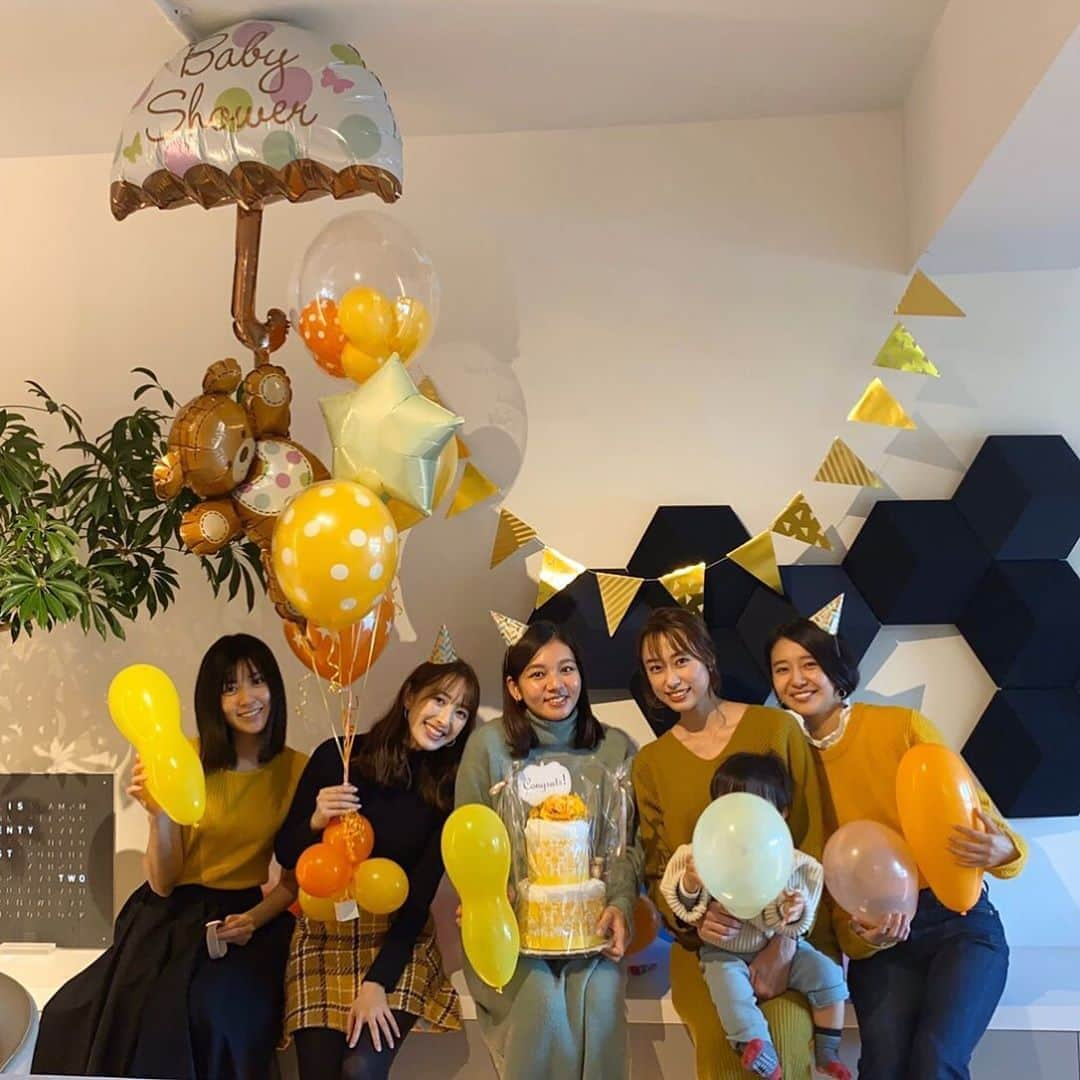 にわみきほさんのインスタグラム写真 - (にわみきほInstagram)「Baby shower👶🏻💛 . ZIP!同期のみんながサプライズで Baby showerをしてくれました💐 それぞれ忙しいのに時間を作ってくれて こんな素敵な会を開いてくれたことに感謝。 私もお腹の👶🏻も幸せ者だ💞出産、頑張ります💪 . . . 当時、朝番組を一緒にやってきた仲間、 "同期"っという存在はやっぱり特別なものがあります 本当に出会えてよかった。 ありがとう❤️そしてこれからも宜しくね。  さおちゃん、だん、かじ、れんちゃん❤️ . . #babyshower#ベビーシャワー#👶🏻 #ZIPファミリー　#同期会7年目　#懐かしいメンバー #渡辺早織　#團遥香 #梶原麻莉子 #石山蓮華 #みんなのドレスコードは黄色だったよ💛」11月19日 18時04分 - mikiho_niwa