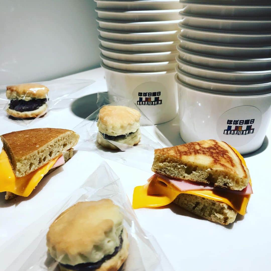 おれは食べて痩せたいのだ。さんのインスタグラム写真 - (おれは食べて痩せたいのだ。Instagram)「11/22のリニューアルオープンする #渋谷パルコ の4Fと8F に #ほぼ日 がはいります。 今日は関係者の皆さま向けの お礼の気持ちととも内覧会とちいさなパーティーです。 パーティーは @andrecipe さんが #梅酢の唐揚げ や  #おやつミックス をつかった パンケーキハムサンドなどで いろどりをそえてくださっています。 こんなすてきになるとは！！ #ほぼ日おいしいもの部 は おいしいものだけじゃなく すてきなものも取り入れていかないと！ #ほぼ日 #andrecipe #渋谷PARCO」11月19日 18時05分 - hobonichi_oishiimono