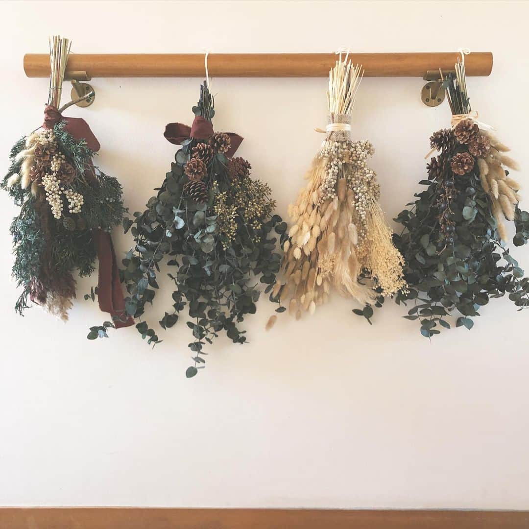 waco⭐️CHACOのインスタグラム：「⋒ winter swag ⋒  冬にぴったりの大きめスワッグはどれも50cm以上の丈でボリューム満点です💯 ユーカリをたっぷり使ったものや、クリスマスに向けたシダを使ったものなどご用意しました☃️ 玄関や壁に飾って楽しんでいただけると嬉しいです。  CHACO  ONLINE SHOP 11/19 TUE 21:00〜」