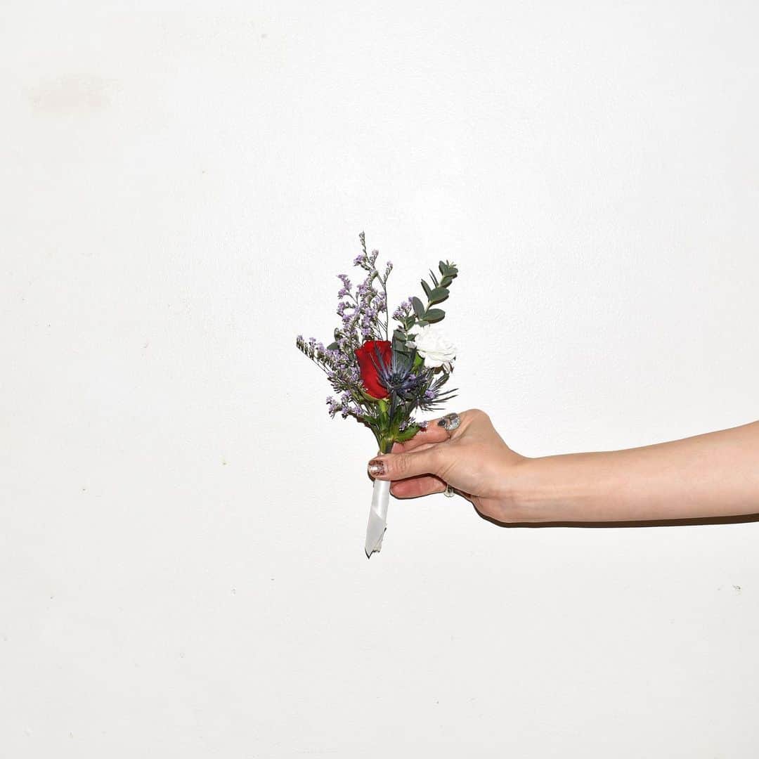 のインスタグラム：「ウエディングブーケとブートニアを作らせてもらいました🌹 ウエディングはもちろんお店でお客様に作るときも毎回ドキドキワクワクする。花屋って良い仕事だなーと思う瞬間。大変だけど。笑けど大変の先には素敵なことがあるかなと考えてしまうのは日本人っぽいのかな？ ブートニアという小さな世界で表現するのって意外と難しかったりする。  #flowers #flower #flowerstagram #flowershop #お花 #花 #DILIGENCEPARLOUR #ディリジェンスパーラー #木野園子のお花のお仕事」