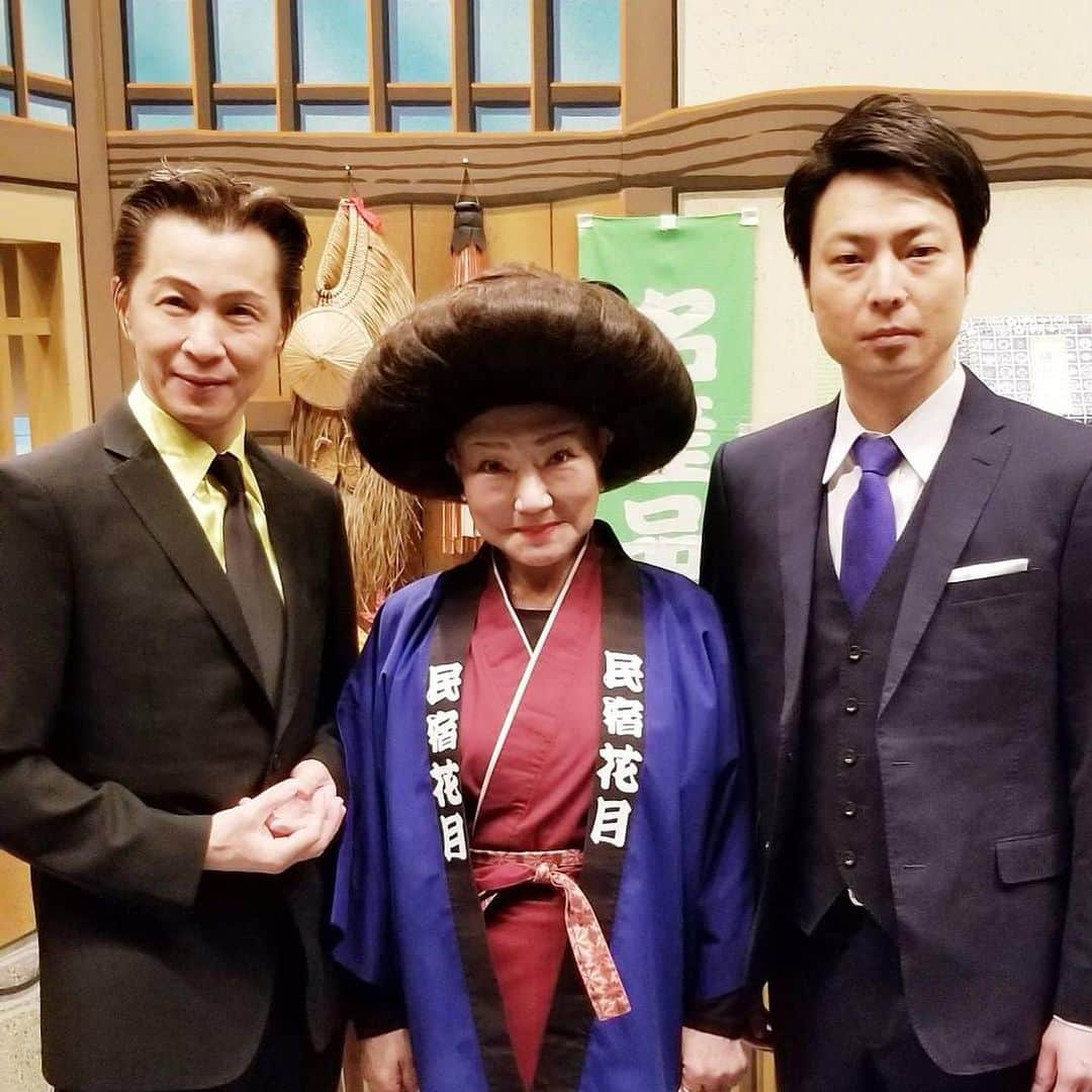 アキ（荒木良明）さんのインスタグラム写真 - (アキ（荒木良明）Instagram)「信濃くんはリゾート開発社長役、 僕はリゾート開発社長の秘書役でーすな写真を撮っていたら、由美姉さんが「私も入る〰」と2枚目に✨✨かわいい乙女の由美姉さん🤗1.2.変わらず凛々しい信濃くん。  #なんばグランド花月 #清水けんじリーダー週 #信濃岳夫　くん #末成由美　ねぇさん #乙女 #かわいぃよぉ #そういう時期でしょ #吉本新喜劇アキ」11月19日 18時17分 - mizutamareppuaki