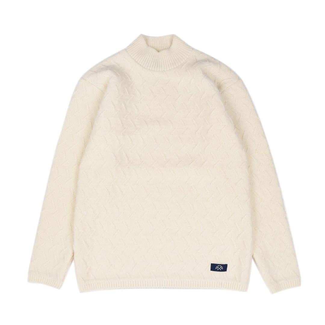 のインスタグラム：「🆕 Pull Larmée Col cheminée - disponible en 3 coloris ( laine Shetlands 🐑 ) Cette saison la gamme de tricot BDP puise inspiration des motifs issus des plaques antidérapantes de la capitale, dont ce revêtement type « diamant » 💎. Made in France 🇫🇷 🏭 #bleudepaname  #madeinfrance #bdpfw19 #bdp10 🍂❄️」