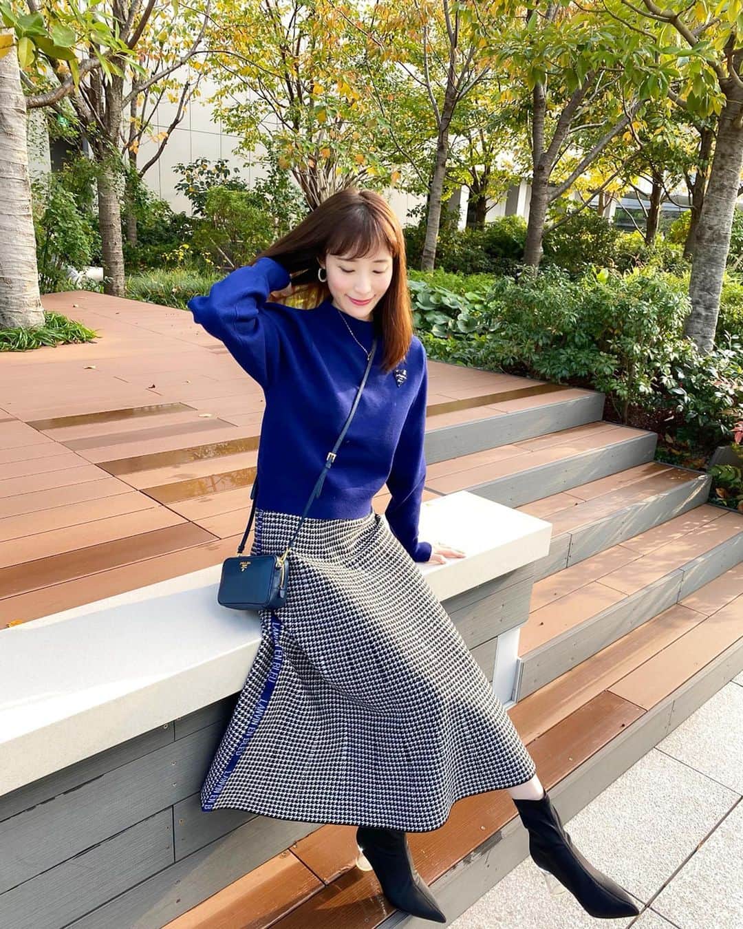 小林真由のインスタグラム：「⋆﻿ ⋆﻿ 今年は何となくブルーを着てることが﻿多いです。 お気に入りのセットアップ💙﻿ tops&skirt: #lanvinenbleu  boots: #tsurubymarikooikawa  bag: #prada﻿ ﻿ ﻿ 明日で娘も1歳に🙈﻿ あぁ早い..﻿ ﻿ すごく嬉しいけど﻿ この0歳の毎日が愛おしすぎて﻿ なんだか寂しい気持ちもします🥺﻿ きっと来年も同じことを言うでしょう。笑﻿ ﻿ 何ヶ月👶🏼って数えるのも今日でおわり🙈！ 1年前の今日はいつ会えるんだろうと﻿ドキドキしてて﻿、 それまで違う人生を生きていたなんて﻿ 信じられない🥺🙏﻿ ﻿ #ランバンオンブルー  #ツルバイマリコオイカワ #プラダ﻿ #ファッション #コーデ #ママコーデ #ママライフ #女の子ママ #コーディネート #coordinate #fashion ﻿」