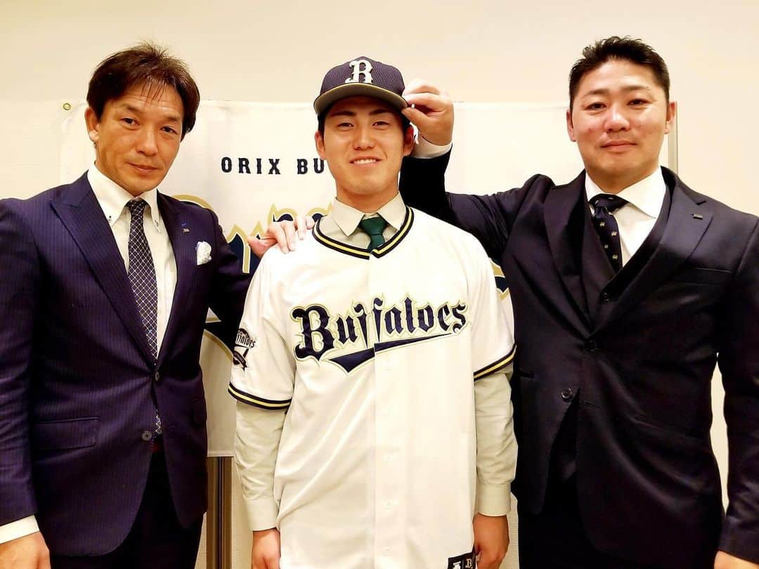 オリックス・バファローズさんのインスタグラム写真 - (オリックス・バファローズInstagram)「#鶴見凌也 #常磐大高校 #育成ドラフト5位 #背番号005 #牧田勝吾 チーフスカウト #上村和裕 スカウト #仮契約 #Bs2019 #buffaloes #baseball #ORIX #プロ野球」11月19日 18時23分 - orix_buffaloes