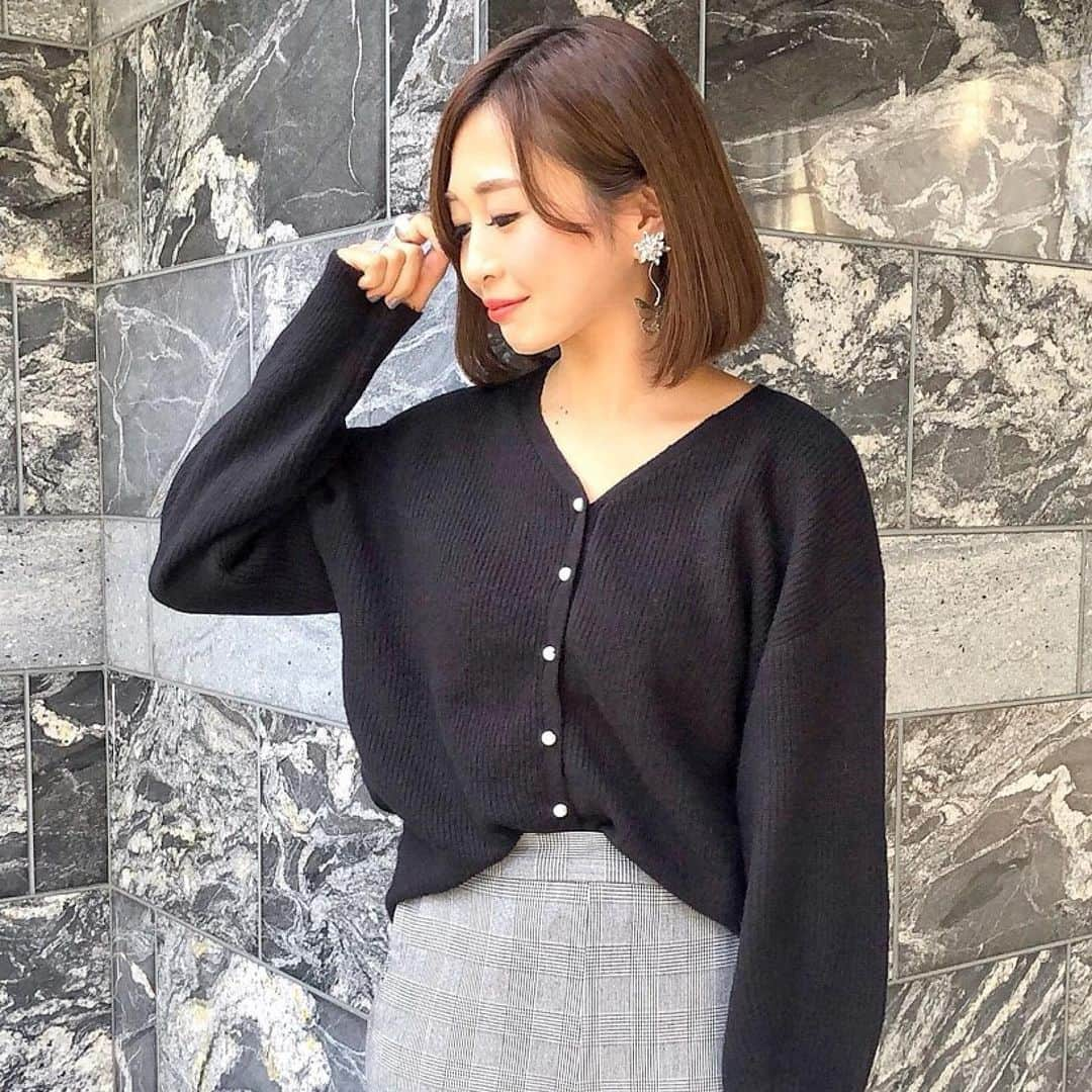 titivateさんのインスタグラム写真 - (titivateInstagram)「. . 【 style share 】 前後2wayパールボタンカーディガン 品番:AUXN0346 ¥3,990+tax . @yuca0614 様、素敵なコーディネートありがとうございます✨ パールボタンが上品な印象を醸し出すニットカーディガン❤️ ボタンを前にしても後ろにしても着用できる前後2wayデザインです🙌🏻🎶 . STYLE SHARE 募集中！ titivateのアイテムを取り入れてコーデを投稿しよう！ ハッシュタグは『#titivatestyle』 . 素敵な着こなしで、もしかしたらtitivateのアカウントで紹介されちゃうかも⁈ 「リアル」で「身近」なオシャレコーデを楽しみにしています♪ . #titivate #ティティベイト #ファッション #ニット #前後2way #ニットカーディガン . . #Repost @yuca0614 ・・・ 𓂅𓂅𓂅﻿ 前後どちらでも着れて便利な﻿ ﻿ @titivatejp の﻿ #前後2wayパールボタンカーディガン﻿ ﻿ パールボタンがポイントで﻿ ふわふわな着心地も🙆‍♀️﻿ ___________________________﻿ #titivate #titivatestyle #ティティベイト」11月19日 18時24分 - titivatejp