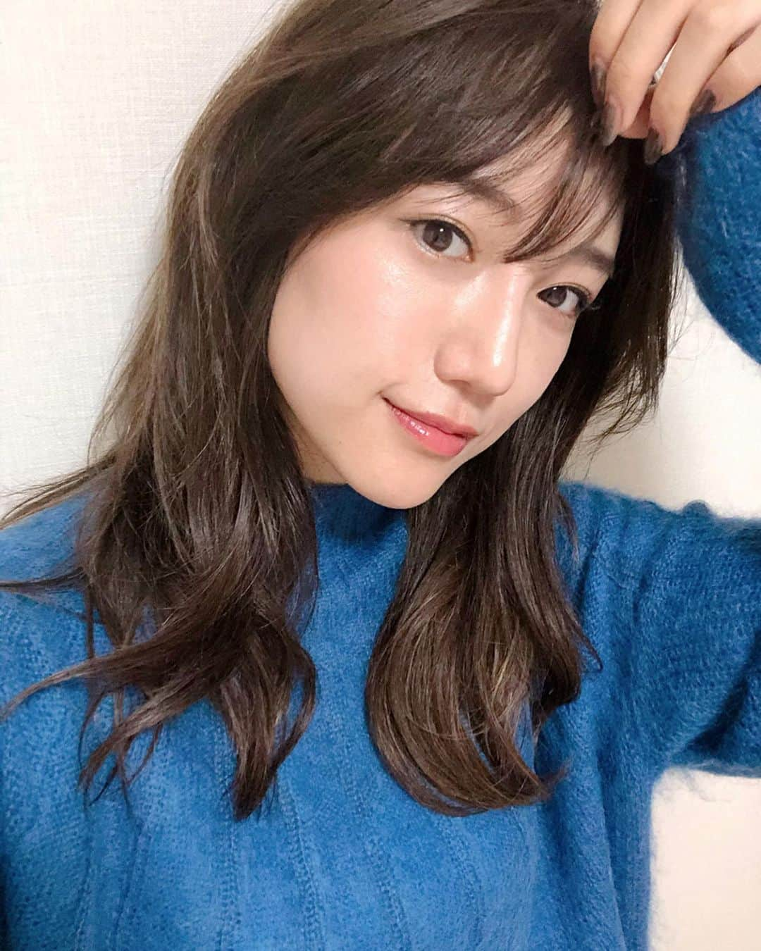 森川侑美さんのインスタグラム写真 - (森川侑美Instagram)「今回初めて髪の毛全体に ハイライト入れてもらって軽やかで良い感じです🌿 ベージュ系で赤みを抑えて グレー〜ブルーを感じる寒色系なので 青の洋服着た時すごく似合った💎  自分に合う色をまとってると 顔色が良く見えるので本当パーソナルカラーは 大事ですね😊 . #久々のセルフィー #髪型#前髪#ヘアスタイル#カラー#ハイライト#ヘアセット#レイヤーカット#ベージュカラー#パーソナルカラー #blue#🌊」11月19日 18時35分 - yumi.morikawa322