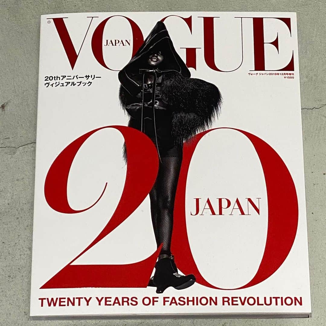 YOONさんのインスタグラム写真 - (YOONInstagram)「Congrats @voguejapan for 20th anniversary and thank you for having me in the 20th-anniversary visual book❤️ Pix is from when I received 「VOGUE JAPAN's RISING STAR OF THE YEAR 2017」🙃🌟 . #voguejapan #AMBUSH #20thanniversary #throwbacktuesday」11月19日 18時36分 - yoon_ambush
