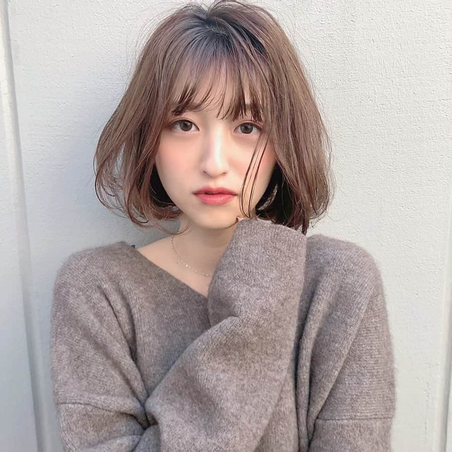 石井陽菜さんのインスタグラム写真 - (石井陽菜Instagram)「﻿ ﻿ ﻿ ﻿ ﻿ 大人っぽくなりたい２５歳💄﻿ ﻿ ﻿ ﻿ この色のニットかわいい〜﻿ ブラウンとグレーのミックス🧶﻿ ﻿ ﻿ ﻿ ﻿ #ボブスタイル#ボブヘア#あざとバンク ﻿」11月19日 18時29分 - ishii__haruna