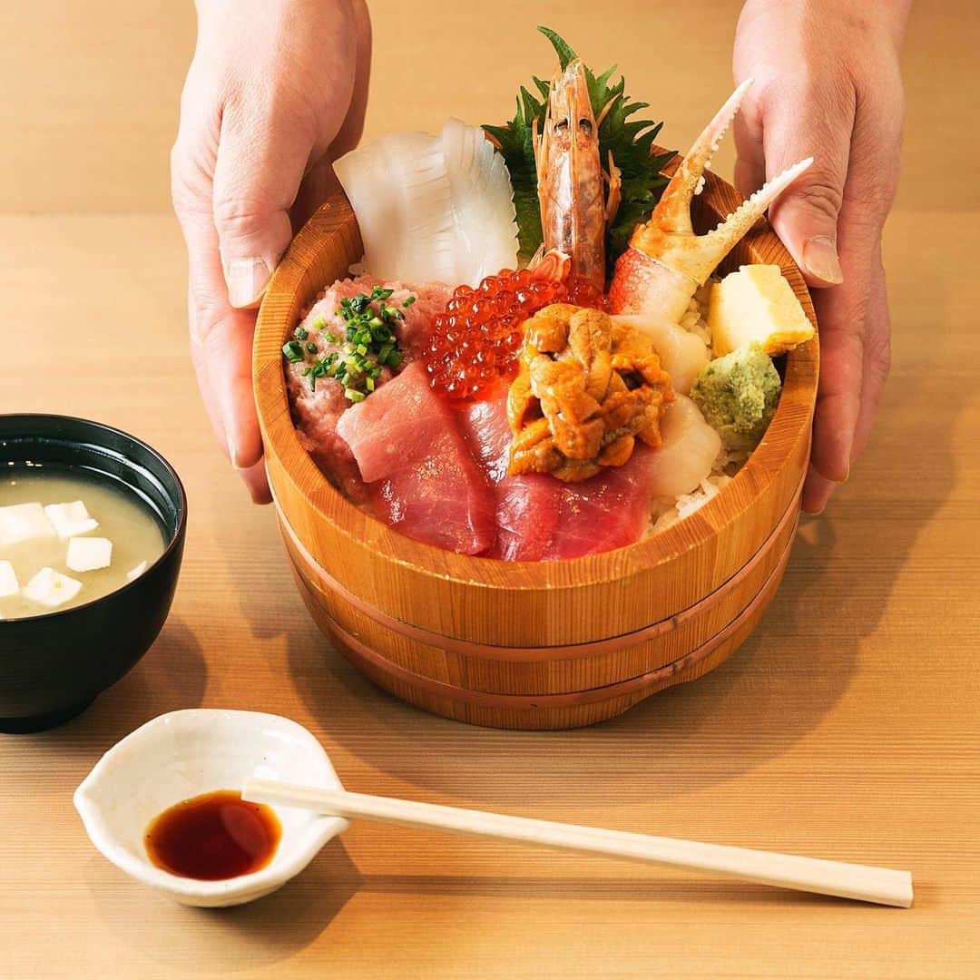 Hanako公式さんのインスタグラム写真 - (Hanako公式Instagram)「Hanakoのベストグルメ2019🤤﻿ ﻿ 日本橋魚市場から続く、1909年創業の老舗〈海鮮丼 大江戸〉。海鮮丼はなんと40種類以上もラインナップ。桶で提供される「うに盛り7点上丼」は、大盛りウニのほかに、天然マグロなどの旬のネタが満載！﻿ ﻿ *﻿ ＼Hanakogram投稿募集中です！／﻿ 今月のお題は 「#わたしのベストグルメ2019」🍕🍦﻿ あなたの2019年とっておきグルメは何ですか？﻿ ハッシュタグを付けてぜひ投稿してくださいね。﻿ ﻿ 📌参加方法﻿ STEP1：「2019年のベストグルメ」に合う写真に#Hanakogram と #わたしのベストグルメ2019 を付けて投稿。﻿ STEP2：Hanako編集部が毎月投稿を審査します。﻿ STEP3：Hanako賞に選ばれた投稿を、Hanako公式Instagramで紹介いたします。﻿ ﻿ 📌期間は11/10〜12/08。﻿ Hanako賞に選ばれた方には、「ぶどうの木×Hanako限定クレームブリュレタルト」をプレゼント🍮﻿ ﻿ みなさまの投稿、お待ちしております！﻿ *﻿ ﻿ 【Hanako_1171号大銀座特集より】﻿ #Hanako #Hanako_magazine #Hanako30th #お寿司 #海鮮丼 #豊洲市場 #銀座 #日本橋 #日比谷 #丸の内 #東銀座 #銀座ランチ #東京カフェ #日比谷ランチ #銀座カフェ #銀ブラ #銀座グルメ  #日本橋ランチ #丸の内ランチ #銀座呑み #カフェ巡り #東京グルメ #スイーツ部 #東京観光 #ginza #tokyo #photoby_yokotajiri」11月19日 18時31分 - hanako_magazine