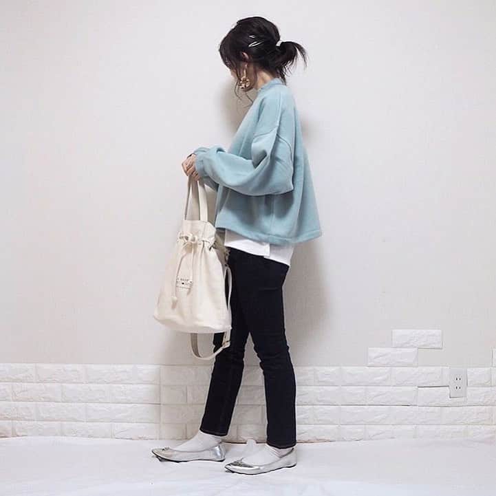 Locariのインスタグラム：「【安すぎ注意報発令中♡秋冬コーデもGU「990円シリーズ」が大活躍！】 ぜひ記事をチェックしてみてください♡ ． phot by @natsumiwear さん . . . #gu #今日のコーデ #コーディネート #ファッションコーデ #ママコーデ #プチプラコーデ #シンプルコーデ #秋コーデ #カジュアルコーデ #大人コーデ #アラフォーコーデ #きれいめコーデ #アラサーコーデ #今日のコーディネート」