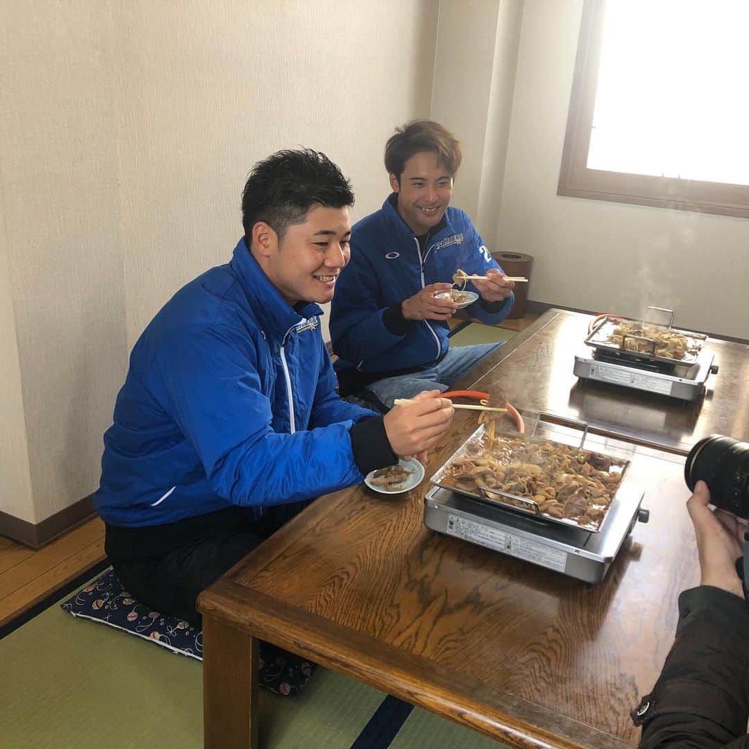 上原健太のインスタグラム：「由仁町に応援大使として訪問してきました！ 長芋の収穫やドローン体験、 子ども達ともふれあえて楽しい時間でした！ 由仁町の方々ありがとうございました！！ #由仁町#応援大使#上原健太#清宮幸太郎#東京ホルモン#ドローン」