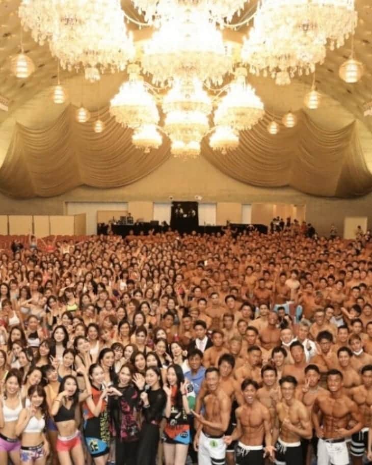 松野行秀さんのインスタグラム写真 - (松野行秀Instagram)「【モデルジャパン2019日本大会出場レポート⤴️⤴️】 ＊ ベストボディ・ジャパンは、世界初の男女の年齢別ミスター＆ミスコンテストを開催している団体で、日本最大のコンテスト団体です。 ※ モデルジャパンは、ベストボディ・ジャパンコンテストよりも細身の身体が審査の評価ポイント・・・『スリムで腹筋も割れたスタイリッシュなカッコ良さ、美しさ』が追及されるコンテストです。 ※ 今回の日本大会は各部門、各クラス合わせて出場者の総数が596名という世界最大級のコンテストとなりました👍 ※ 私は東北大会で出場権を得て50才以上のゴールドクラスに出場・・・コンテストは東北大会に続き今回が2度目の出場となります。 ※ 出場に当たってウォーキングや規定ポーズ、フリーポーズ等の公式レッスンを5回受講、そして日々の自主トレ・・・東北大会から限られた時間ではありましたか、東北大会の欠点を改善すべく全力投球で取り組みました👍👍 ※ でも、大会が近付くにつれて練習の成果が上手く本番で表現出来るかどうか不安がつのる毎日でした。 ※ 一番心配だったことは、東北大会が初出場だったこともあり、かなり緊張しまくった点でした😓 ※ でも、幸いなことに日本大会は緊張し過ぎることなく、程よい緊張感を持ってステージに臨むことが出来ました⤴️ ※ 最初の審査は23名のゴールドクラス出場全選手によるファーストステージ・・・規定ポーズに続いてウォーキングとフリーポーズの審査が行われました。 ※ 結果発表まで待つこと約3時間・・・発表時間が近付くにつれて、ファーストステージが終わった解放感が緊張感に変わってまいりました。 ※ 発表でスタッフの方から5番という私の番号が読み上げられ、何とか10名のファイナリストに残ることが出来ました👍 ※ 次はいよいよセカンドステージの審査・・・セカンドステージは規定ポーズのみの審査なので、予選の時よりは集中力を持って規定ポーズに臨むことが出来ました😊 ※ まず最初に、全員の規定ポーズの審査があり、次にファーストコールで私を含む6名が呼ばれました⤴️ ※ そして、6名での規定ポーズの審査が終わり、次は4名がコールされ、私も何とかその1人に残ることが出来ました⤴️ ※ 続いて4名での規定ポーズの審査があり再びコール・・・残念ながらこのコールでは私の番号は呼ばれませんでした。 ※ この時点で、順位は3位か4位ということが確定・・・審査発表で私は4位入賞という結果になりました✨ ※ セカンドステージに残れるかどうか不安だった自分が4位入賞・・・心の底から沸々と喜びが込み上げてくるのが手に取るように分かりました😊 ※ でも、同時に悔しさが込み上げてきたのも事実でした。 ※ 喜びと悔しさ・・・大会から2日間考えた結論は、喜びは自分が全力投球で頑張って大会に臨んだことのご褒美、そして、悔しさは現状に甘んじることなく来年に向けて更に頑張るチャンスを与えて頂けたことというでした⤴️ ※ 良い意味でも悪い意味でも今回の結果を真摯に受け止め、来年に向けて更に自分に磨きを掛けて頑張りたいと思っております👍 ※ 大会を通して出会えた選手の皆様、そして応援して下った皆様、谷口会長を始めベストボディ・ジャパンのスタッフの皆様に心より感謝を申し上げます‼️ ※ #ベストボディジャパン2019日本大会  #モデルジャパン2019日本大会  #ベストボディジャパン  #BBJ  #bbj #日本大会  #出場  #ゴールドクラス  #4位入賞 #喜び #悔しさ #感謝 #ゴージャス松野」11月19日 18時45分 - g.matsuno