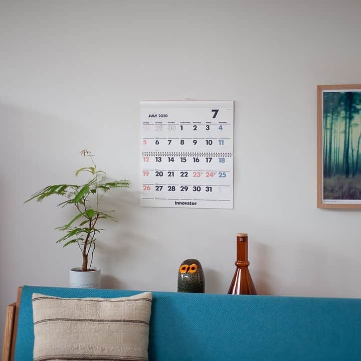 フリーデザインさんのインスタグラム写真 - (フリーデザインInstagram)「. 早いもので、2019年も残り1ヶ月半。そろそろ来年のカレンダーの準備をはじめるのはいかがでしょう？ . 予定をきちんと管理し計画的に毎日を過ごすためには、機能的で使いやすいカレンダーが不可欠。「イノベーター」のカレンダーは、ビジネスの現場から一般家庭まで幅広い層に支持される、究極に使いやすい、北欧生まれのカレンダーです。 . 予定を書くスペースがしっかりとられているので、予定の管理もしやすいのが特徴。罫線で区切られているので、家族やグループでスケジュールを共有するのにも便利です。 . ラインナップは「卓上カレンダー」と「壁掛カレンダーM」の２つ。 壁掛けカレンダーは、視認性が高く、離れたところからでもしっかり日付を確認できます。予定を書くスペースも大きいので、たくさん書き込めますよ。 卓上カレンダーは、机の上においても邪魔にならないサイズ。小さいながらに機能性は抜群。書き込みのスペースもちゃんとあるのは嬉しいですよね。 . ▼詳細はプロフィールのリンクからご覧いただけます。 → @freedesign_jp . 【取扱店舗】 #フリーデザインオンラインショップ #フリーデザイン吉祥寺店 . #イノベーター #innovator #カレンダー #calendar #カレンダー2020 #calendar2020  #freedesign #フリーデザイン #ライフスタイルショップ #インテリアショップ #シンプルライフ #くらし #暮らしの道具 #暮らしを楽しむ #丁寧な暮らし #雑貨店 #雑貨屋」11月19日 18時38分 - freedesign_jp