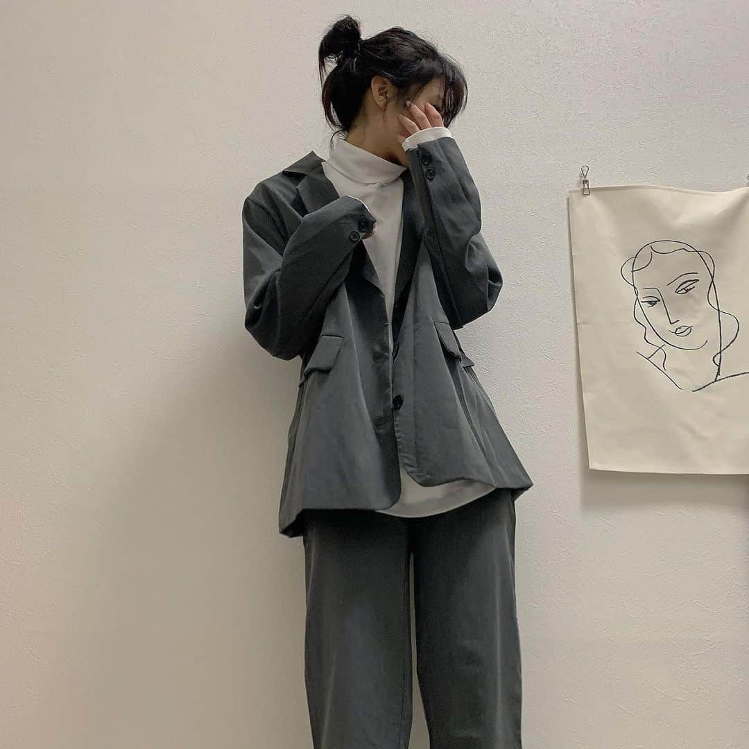 前田亜美のインスタグラム：「. . ダークグレーのセットアップ。. . . GUインナー。. . . #私服 #ami私服」