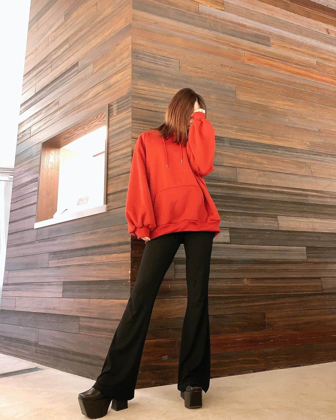 のインスタグラム：「１日スタジオにこもりっぱなしの時の ラフStyle🌹🌹 . たまにはこんな感じも好き〜🎵 . #misakicode #code #fashion #コーデ #ファッション #grl #dollskill #emoda  #パーカー女子 #秋コーデ」