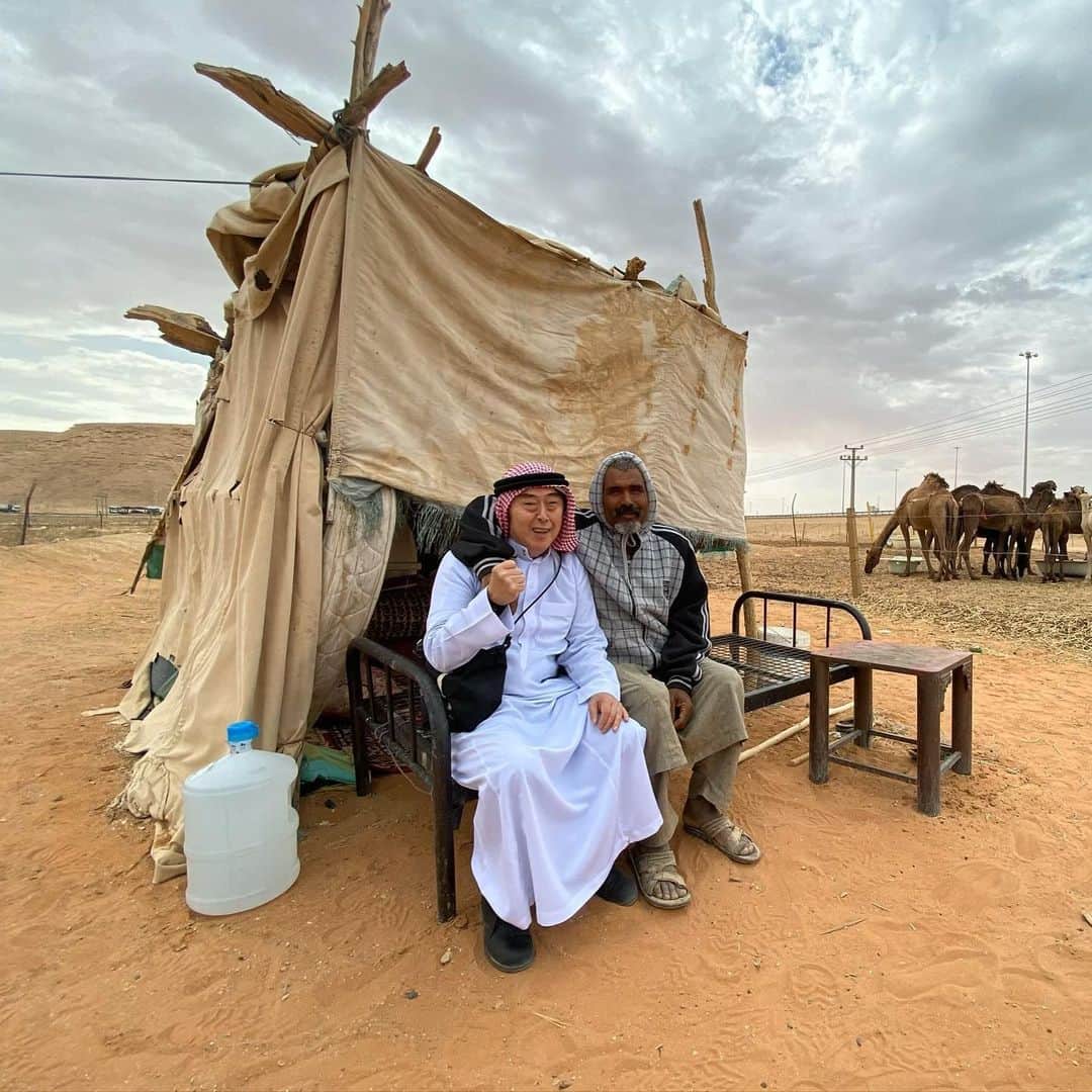 水木一郎さんのインスタグラム写真 - (水木一郎Instagram)「サウジアラビア首都リヤド観光その② ラクダと砂漠の民、ベドウィン。遊牧されているラクダを特別に間近で見せていただきました。山羊もいたよ。優しいオジサンだったゼーット！ #saudiarabia #riadoh #specialtourism #観光 #ラクダ #山羊 #ベドウィン #水木一郎 #ichiromizuki」11月19日 18時47分 - ichiromizuki