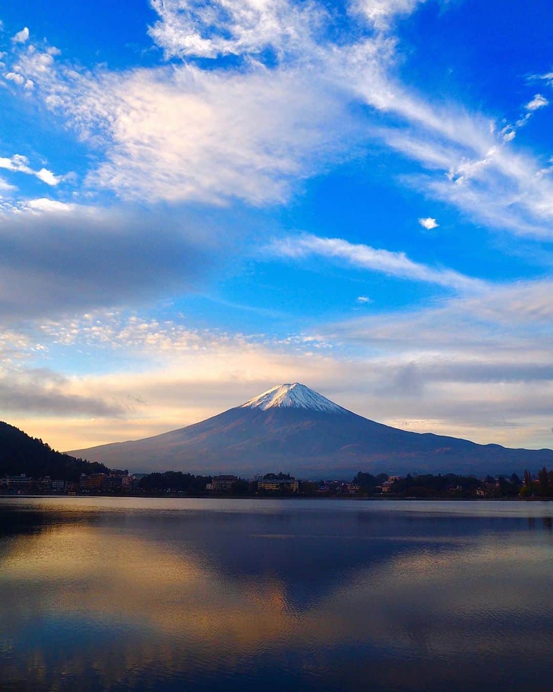 大寺かおりさんのインスタグラム写真 - (大寺かおりInstagram)「自然ってすごい。 一瞬で心を満たしてくれる。 静かに佇む富士山と 澄んだ空。 優雅に流れる雲。 全てを映す湖面。 目に映るもの全てが美しい。 全てがたまらなく好き。 . . . #また行きたい #山梨県 #河口湖 #富士山 #朝やけ #日本の風景 #mtfuji #sunrise #photography #sky #photo_japan #photo_jpn #写真好き #日本って素晴らしい #思い出pic」11月19日 18時48分 - kaori_ootera