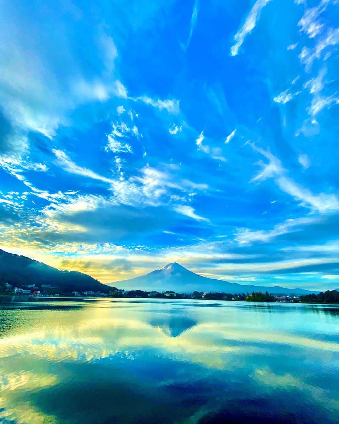 大寺かおりさんのインスタグラム写真 - (大寺かおりInstagram)「自然ってすごい。 一瞬で心を満たしてくれる。 静かに佇む富士山と 澄んだ空。 優雅に流れる雲。 全てを映す湖面。 目に映るもの全てが美しい。 全てがたまらなく好き。 . . . #また行きたい #山梨県 #河口湖 #富士山 #朝やけ #日本の風景 #mtfuji #sunrise #photography #sky #photo_japan #photo_jpn #写真好き #日本って素晴らしい #思い出pic」11月19日 18時48分 - kaori_ootera