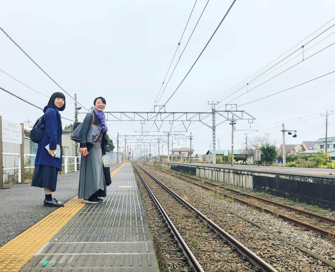 結城さなえさんのインスタグラム写真 - (結城さなえInstagram)「線路すごいね〜 わぁ〜ずっと続いてるね〜  電車待ちの楽しい時間。  with @ena_onomichi  photo by @momoka.ayukawa_official  #撮影 #お疲れ様でした #素敵な時間をありがとう  #駅 #ホーム #線路のある風景 #桃果ちゃん #写真　#上手❤︎」11月19日 18時52分 - yuukisanae
