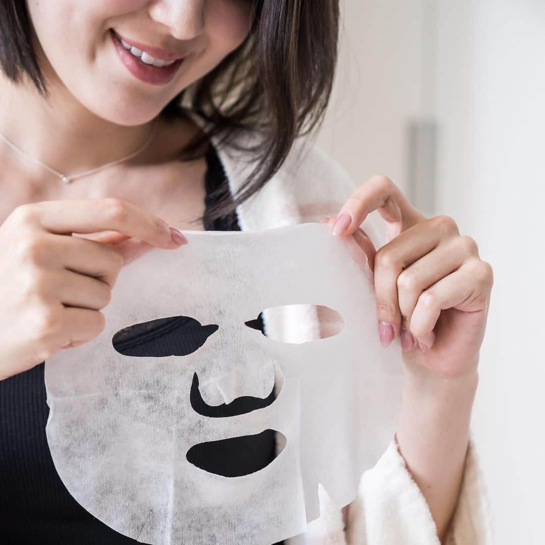 オルフェス（ALFACE+）のインスタグラム：「美容液成分をたっぷり含んだ﻿ 柔らかいシートがぴたっと密着💖﻿ ﻿ 洗顔の後のオルフェスで、﻿ お肌の栄養をチャージ🍋﻿ 17種類のアミノ酸、ヒアルロン酸、﻿ セラミドなどの保湿成分が﻿ ぷるぷるのエッセンスにin◎﻿ ﻿ 笑顔のマスクにつられてにっこり☺️﻿ ﻿ ﻿ #美肌 #スキンケア #透明感 #保湿 #パック #潤い #美肌ケア #シートマスク #ながら美容 #時短美容 #フェイスマスク #オルフェス  #笑顔 #alface_mask #コラーゲン #セラミド」