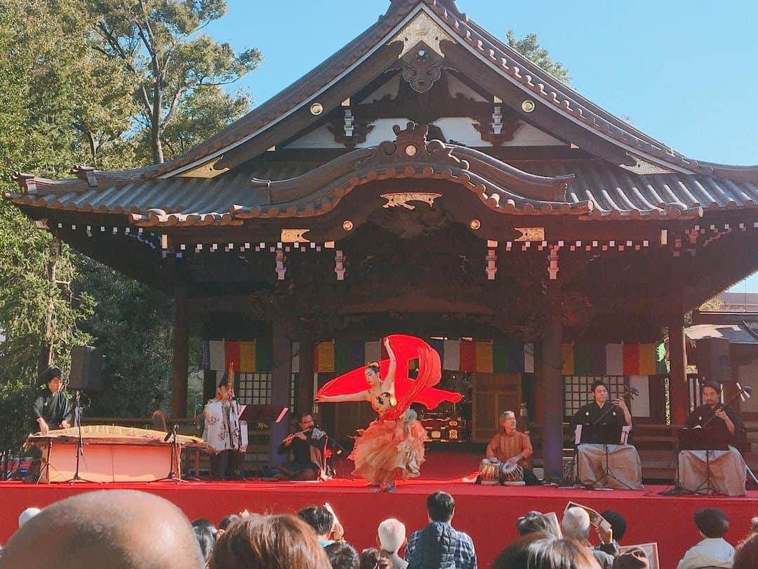佐藤千晶さんのインスタグラム写真 - (佐藤千晶Instagram)「先日、お出かけ中に たまたま通ったお寺でお祭りをやっていました。美しい舞と伝統音楽にしばし癒されました✨  #舞踊　#伝統音楽　#お寺　#日本　#東京　#japan #tokyo」11月19日 19時00分 - satochiaki125