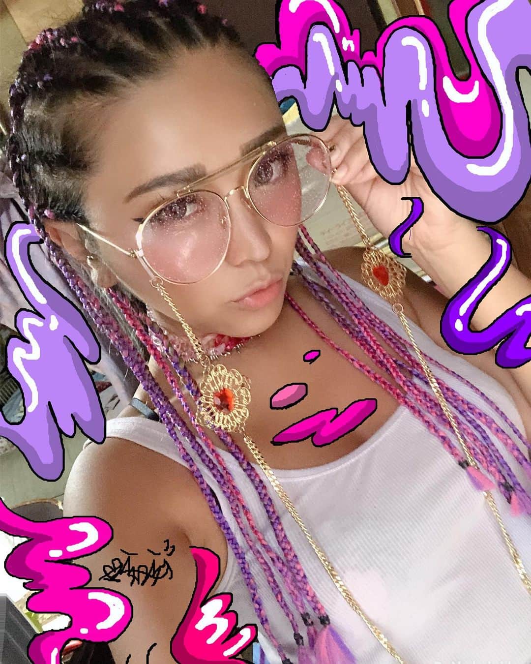 miniのインスタグラム：「CORNROW👅💓💜 久しぶりのセルフじゃなく、ちゃんと人に編んでもらったコーンロウ🧠💜 もともとコーンロウとかブレイズの編み師だった私は、海外に来ると🏝安いし、どんな風に編んでくれるのか見たくて、よくやってもらうんだ✨✨✨ バリのネイルとかマッサージとかTATOO屋さんでやってくれるローカルのコーンロウ屋さんで編んでみた👅 値段は3〜4000円くらい💵 日本に比べたらかなり安い🤩💕 お店に入ると、最初かばんのヒモ？😂みたいな色んな色で色んな長さのテープを渡されて、「Which color?」って言われて、「え？どゆこと？」この色味によって、コーンロウの太さとか長さが違うから選べ！って事？？って思って話してたら、違う違う！色を選べ！って言われて、、 赤とか茶色とか白しかなくて、、 とりあえず選んだら、頭のてっぺんから長さを決めるから、こーやって長さ決めるんだ🤔って思ってたら、コレが編む色になるんだよ？って言われて、、、 え？ じゃあやだ！！！ ピンクとかパープルないの？って言ったら、裏から出してきてくれて、、 どーするんだろー😳って見てたら、BALIのストーリーアーカイブにアップしたんだけど、こんな風にヒモの🧵糸を一本解いてピーって引っ張ると、細い繊維1本1本になるの😳✨✨ 日本では、カネカロンのファイバーの毛束で編むんだけど、バリにはそんな毛束とか高いし売ってないから、ローカルの人の知恵✨✨👏🏾 確かに、このかばんとかに使われてるテープも、ファイバーの毛で出来てるから、熱で溶けるし、コストもかからないし、、と驚きの連続😳✨✨✨ 編み方も裏編みじゃなく、四つ編みのコーンロウを1人で編んでいって、、凄いなぁ🤩って勉強になった😛💓💜 色味も可愛いし、１時間くらいで編んでくれて、早くて上手だし、何よりもこの毛束の作り方には今まででいちばん驚いた💜 やってくれた2人とは、お互い片言の英語でなんとなくしか会話できなかったけど、チャーミングで可愛い2人でした😛💘 Terima Kasih🙏🏽💓💜✨✨ #cornrow #hair #hairarrange #cornrowbraids #pink #purple #pinkhair #purplehair #braids #pinkbraids #purplebraids #bali #vidakush #planeti」