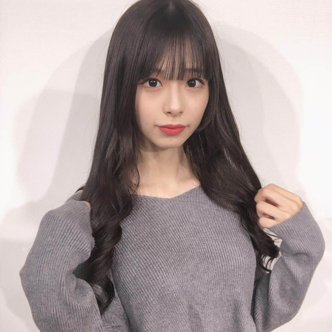 川崎ひかるのインスタグラム：「唇👄厚すぎてちょっと縮めた🤣 . . 暗くしたらいつも #ナプラ のムラサキシャンプーしてます💟すき💟 . . .  #daily #dailylook #selfie #selca #ootd #데일리 #데일리룩 #셀카그램 #셀카 #셀피 #오오티디 #팔로우 #自撮り #アイドル #ヘアカラー #カラー #アッシュ #アッシュカラー #黒髪 #ぱっつん前髪 #ぱっつん #美容院 #ビジョビ」