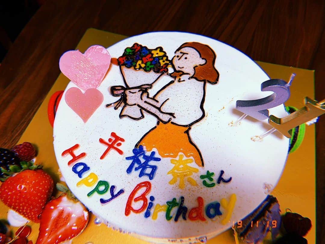 平祐奈さんのインスタグラム写真 - (平祐奈Instagram)「昨日の現場でお祝いして頂きました🎂✨ かわいいケーキと綺麗なお華💐 ありがとうございます☺︎ 今夜9時〜『まだ結婚できない男』第7話ぜひご覧下さい🤵✨」11月19日 19時06分 - yunataira_official