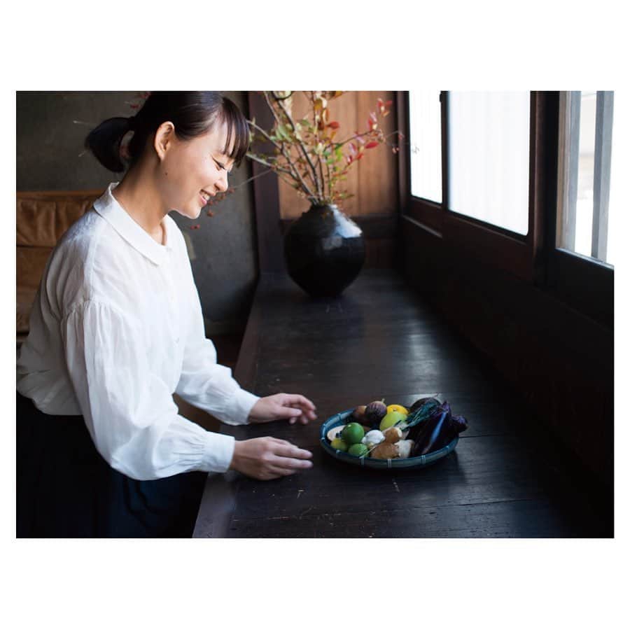 田沢美亜さんのインスタグラム写真 - (田沢美亜Instagram)「東京にて青山有紀ちゃんによるお食事会を開催します！！私達 @urakutokyo も楽しみにしていたイベント💙是非この機会に藍を使った有紀ちゃんのお料理を食べにいらしてください。お待ちしてます。 ・ ・ 詳しくは　↓ ・ 「藍のある暮らし」フード監修をしていただいている薬膳料理家・青山有紀さん @yukiaoya にお越しいただき、「藍」と季節の京野菜を使った一夜限りのお食事会を開催します！！ この日は藍の葛湯、藍茶の試飲、藍酒(別料金)の試飲の他に、この冬発売予定の青山有紀さんによるスペシャル藍茶ブレンドもお試しいただけます。  日時 :  11月22日(金) 　1回目 17:30　2回目 19:30 参加費：10,000円(税別) 開催場所：AKOMEYA TOKYO in la kagū　1階 AKOMEYA厨房 参加人数：各10名 ✳︎応募はアコメヤのホームページからできますのでチェックしてみてください https://www.akomeya.jp/shop/pg/1ainoarukurashi  食べる藍を中心に、日本の藍そのものの魅力をお伝えしていくプロジェクト「藍のある暮らし」ポップアップショップは引き続き11月15日〜12月1日までAKOMEYA TOKYO in la kagu 2階にて開催しております。 店頭にも是非いらしてください。 お待ちしています。 @ainoarukurashi  #uraku_tokyo  #ainoarukurashi  #青山有紀  #yukiaoyama  #藍のある暮らし #akomeyatokyo  #神楽坂  #ラカグ  #藍染  #食べる藍  #阿波藍  #徳島」11月19日 19時20分 - miatazawa